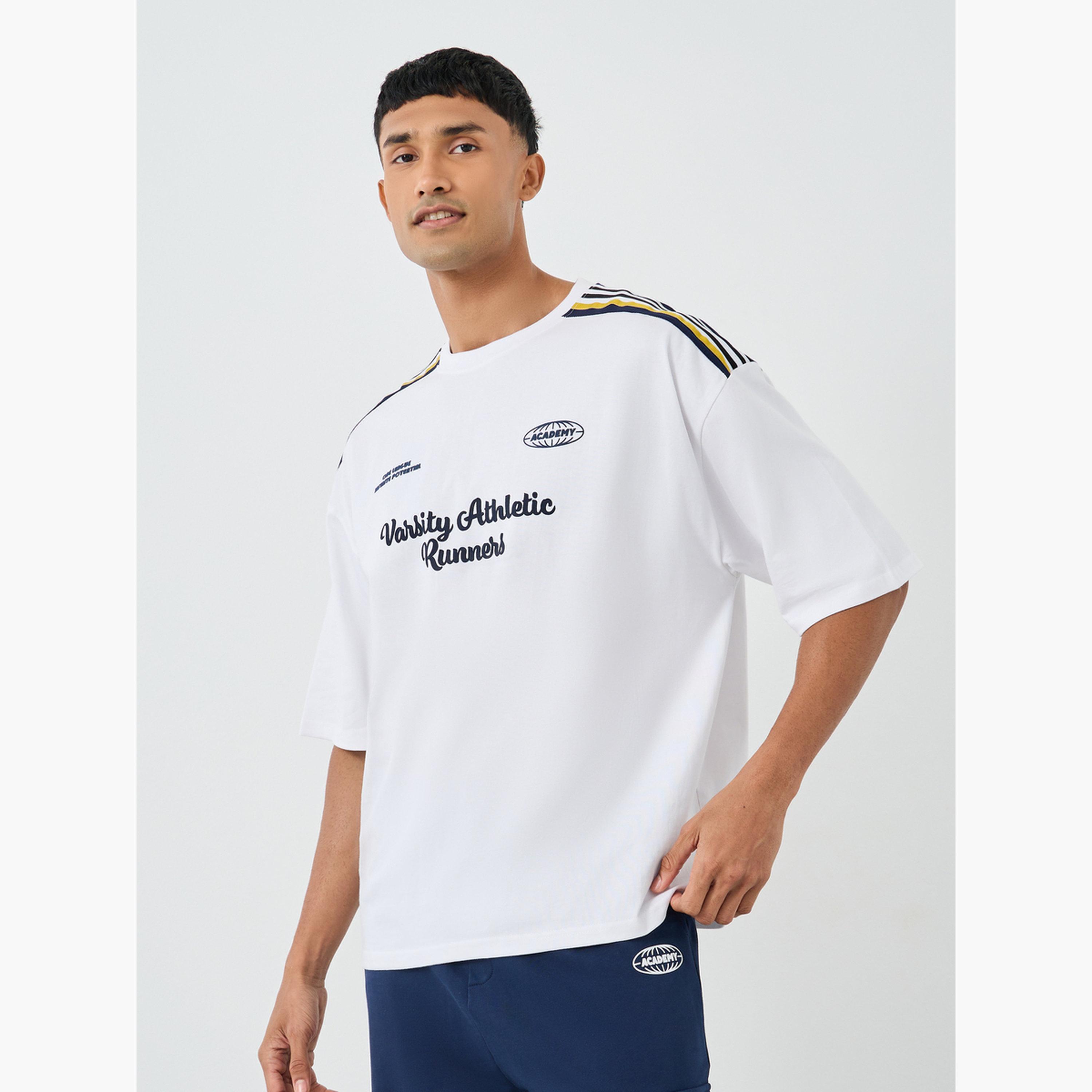 طقم منسق من تيشيرت مطبع بقصة مربعة وجوغر للرجال-men-clothing-coordsets-image-2