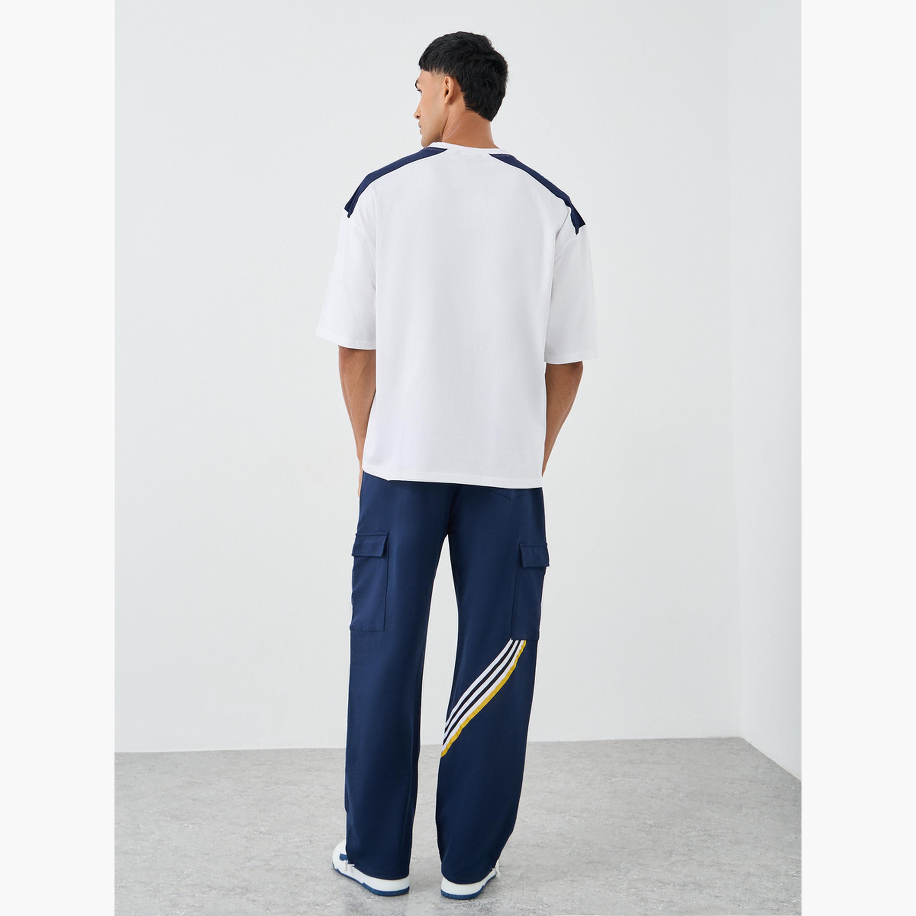 طقم منسق من تيشيرت مطبع بقصة مربعة وجوغر للرجال-men-clothing-coordsets-image-5