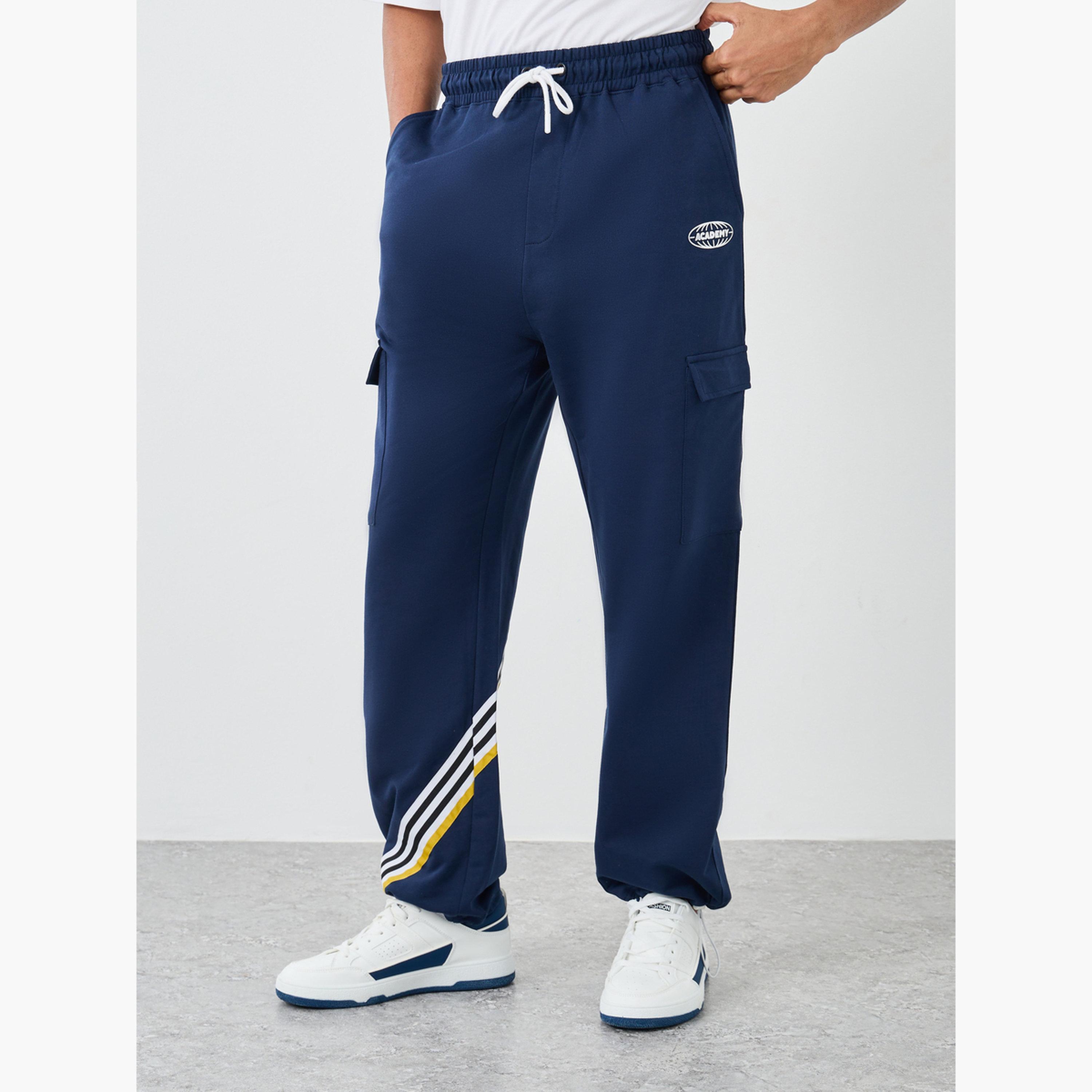 طقم منسق من تيشيرت مطبع بقصة مربعة وجوغر للرجال-men-clothing-coordsets-image-6