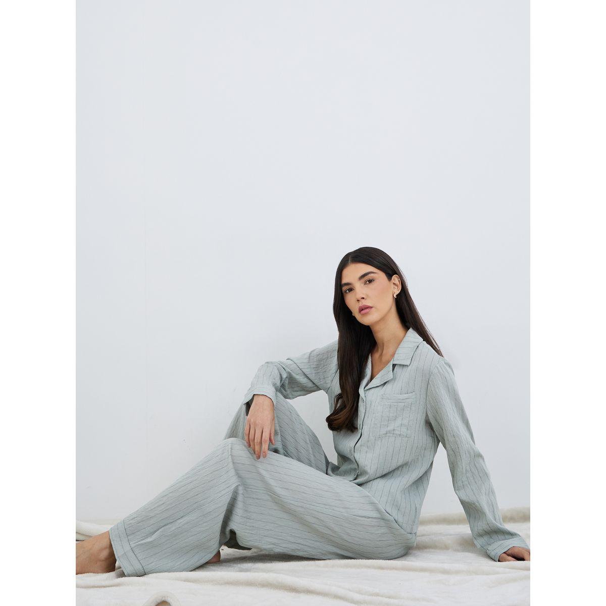 طقم بيجاما من بنطال وبلوزة مخططة بأزرار غلق-women-clothing-nightwear-pyjamas-longsets-image-1