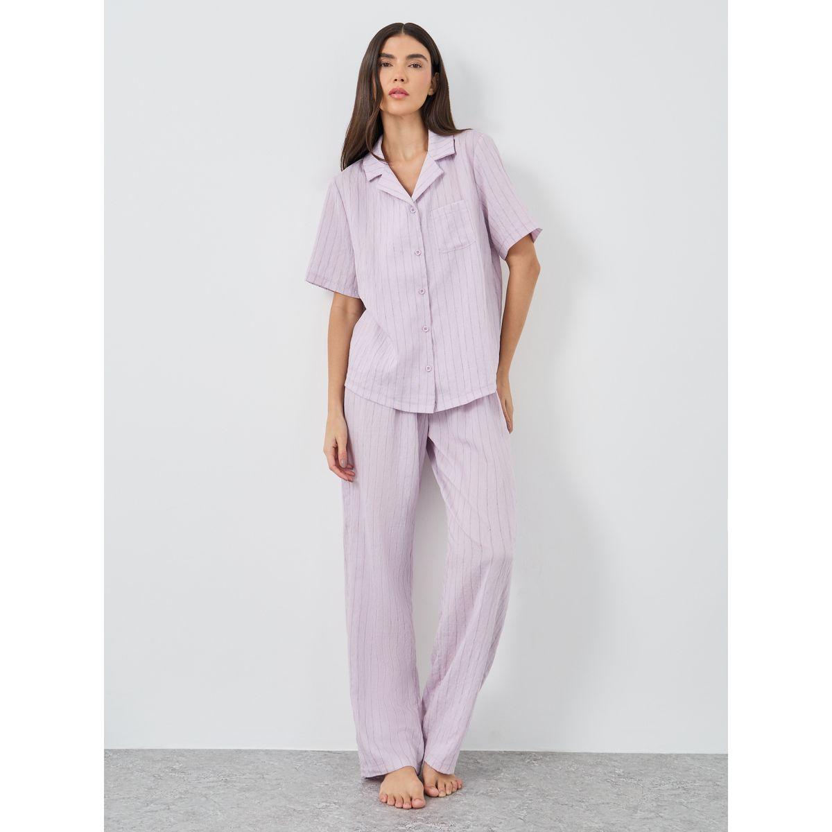 طقم من بنطال بيجاما وبلوزة مخططة بتفاصيل أزرار-women-clothing-nightwear-pyjamas-longsets-image-1