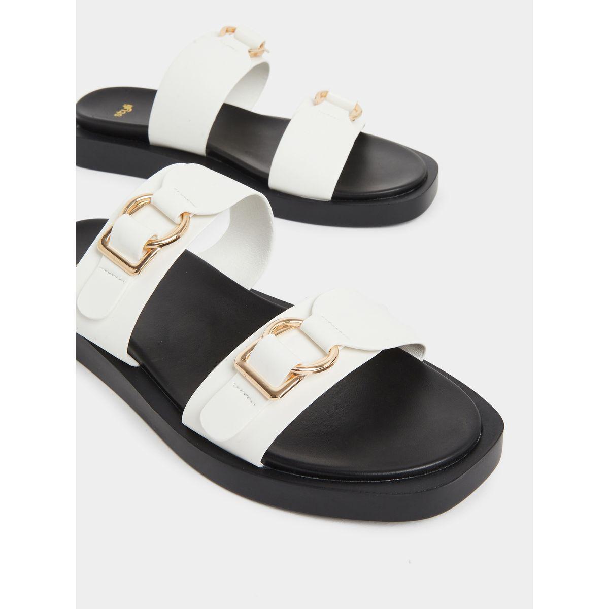 صندل بمقدمة مفتوحة وسيور مزينة بإبزيم-women-shoes-sandals-flats-image-3