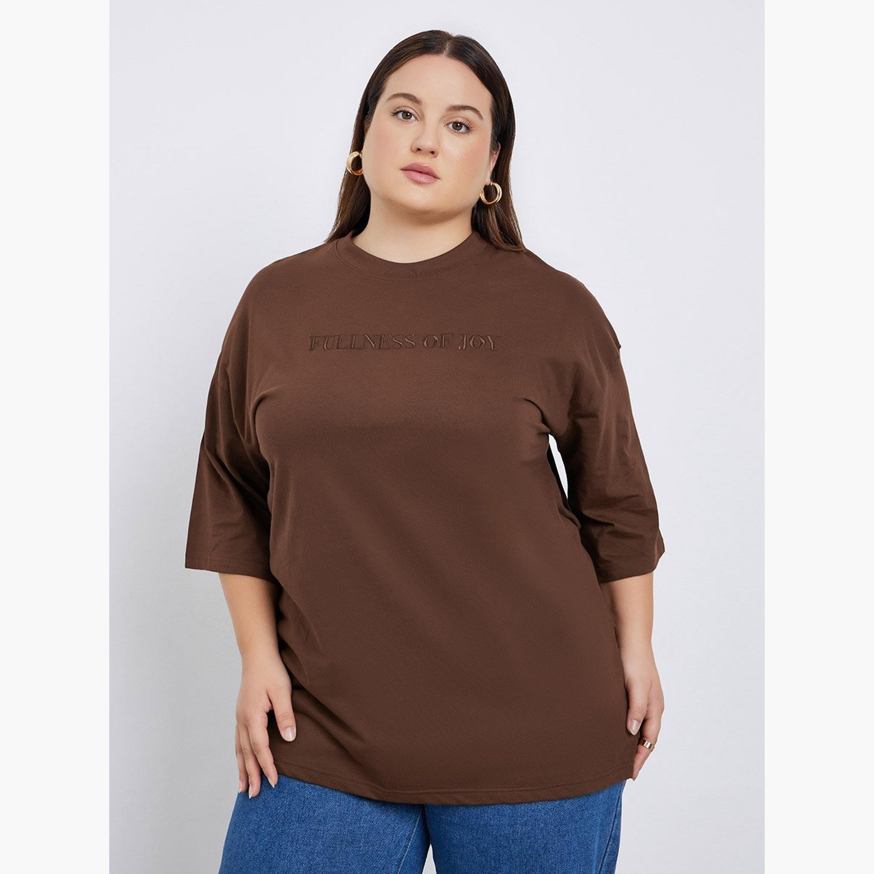 ستايلي - تي شيرت بني مطرز بشعار مقاس كبير-women-clothing-tshirts-image-1