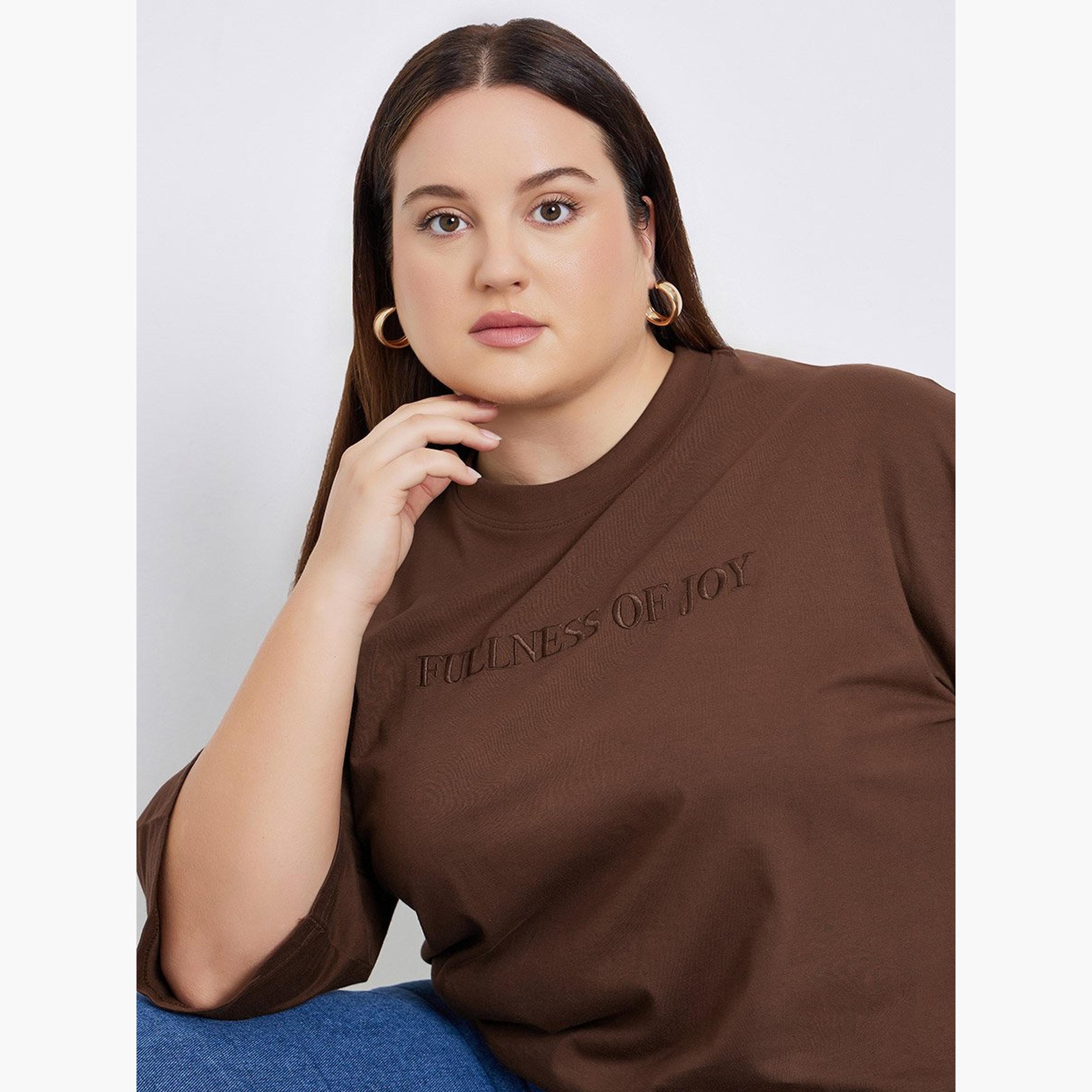 ستايلي - تي شيرت بني مطرز بشعار مقاس كبير-women-clothing-tshirts-image-3