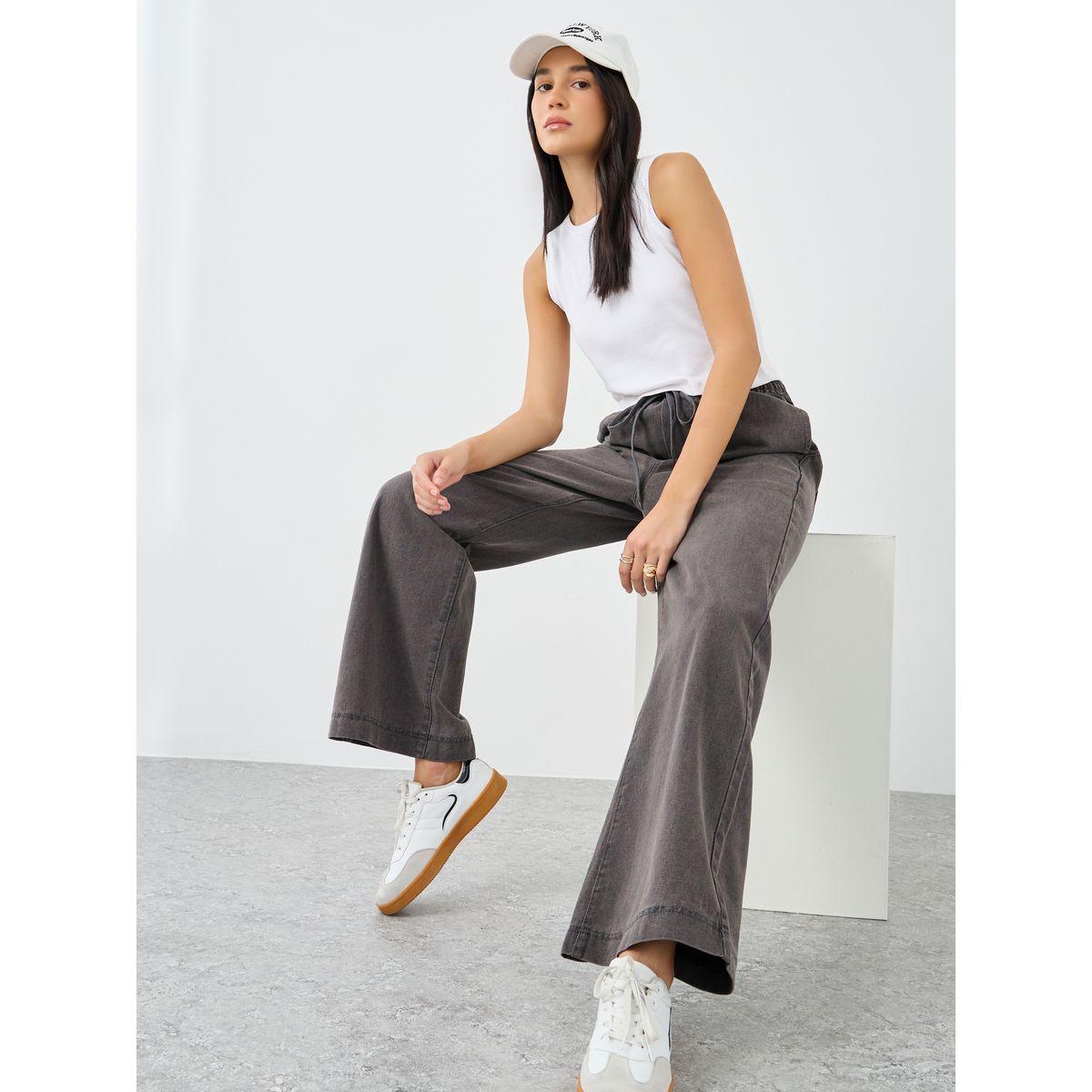 بنطال جينز بقصة أرجل واسعة وخصر مطاطي-women-clothing-bottoms-jeans-image-1