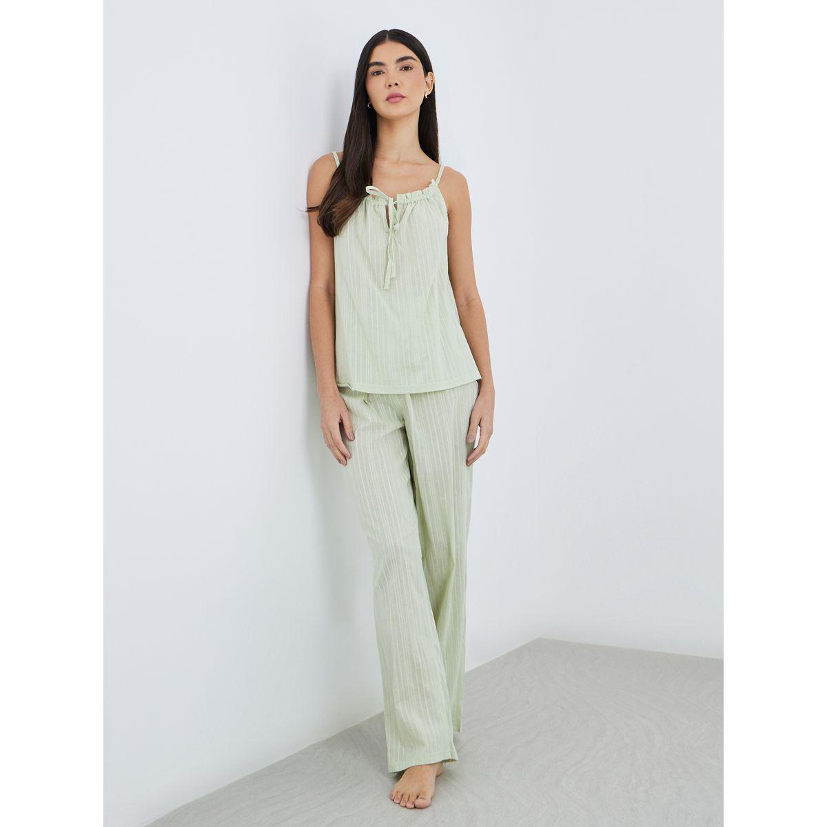 طقم من بنطال بيجاما وبلوزة مخططة بتفاصيل بارزة الملمس-women-clothing-nightwear-pyjamas-longsets-image-1