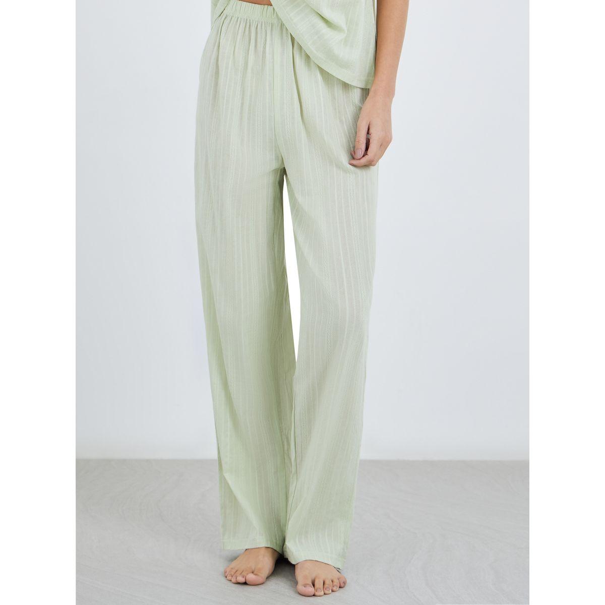 طقم من بنطال بيجاما وبلوزة مخططة بتفاصيل بارزة الملمس-women-clothing-nightwear-pyjamas-longsets-image-4