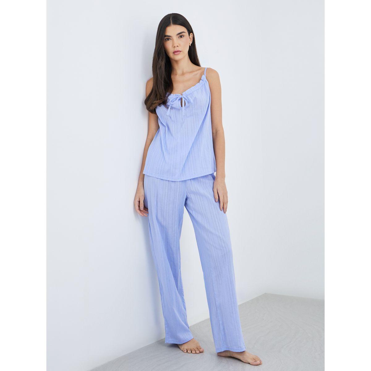 طقم من بنطال بيجاما وبلوزة مخططة بتفاصيل بارزة الملمس-women-clothing-nightwear-pyjamas-longsets-image-1