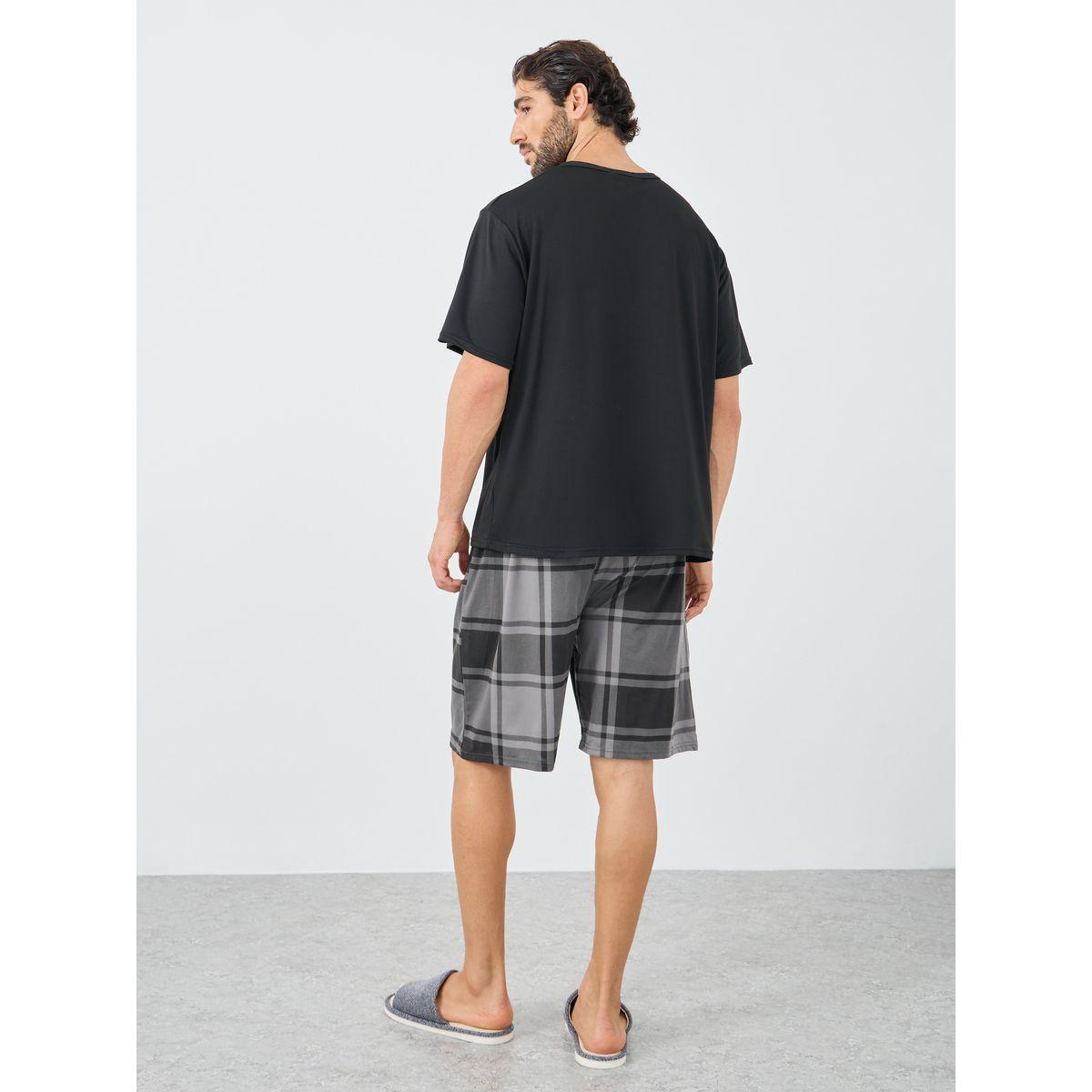 مجموعة من شورت بنمط مربعات وتيشيرت بتفاصيل جيب-men-clothing-nightwear-sets-image-4