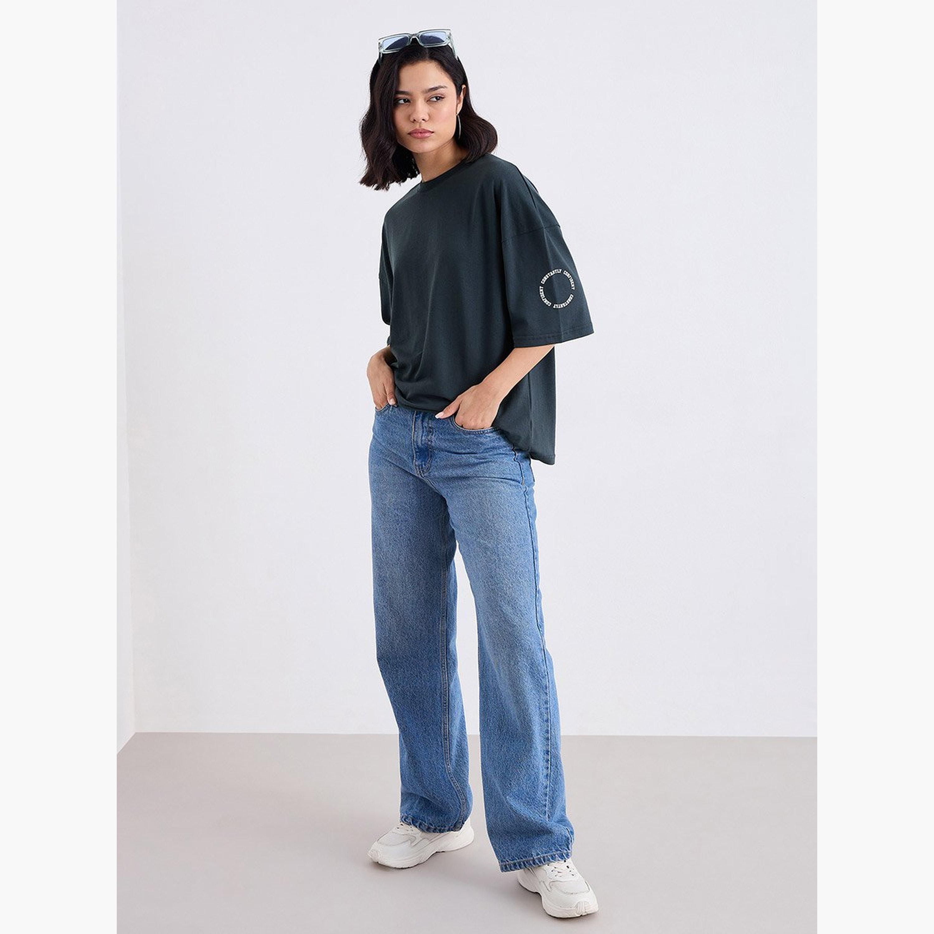 ستايلي - تي شيرت مقاس كبير بطبعة شعار فحمي-women-clothing-tshirts-image-2