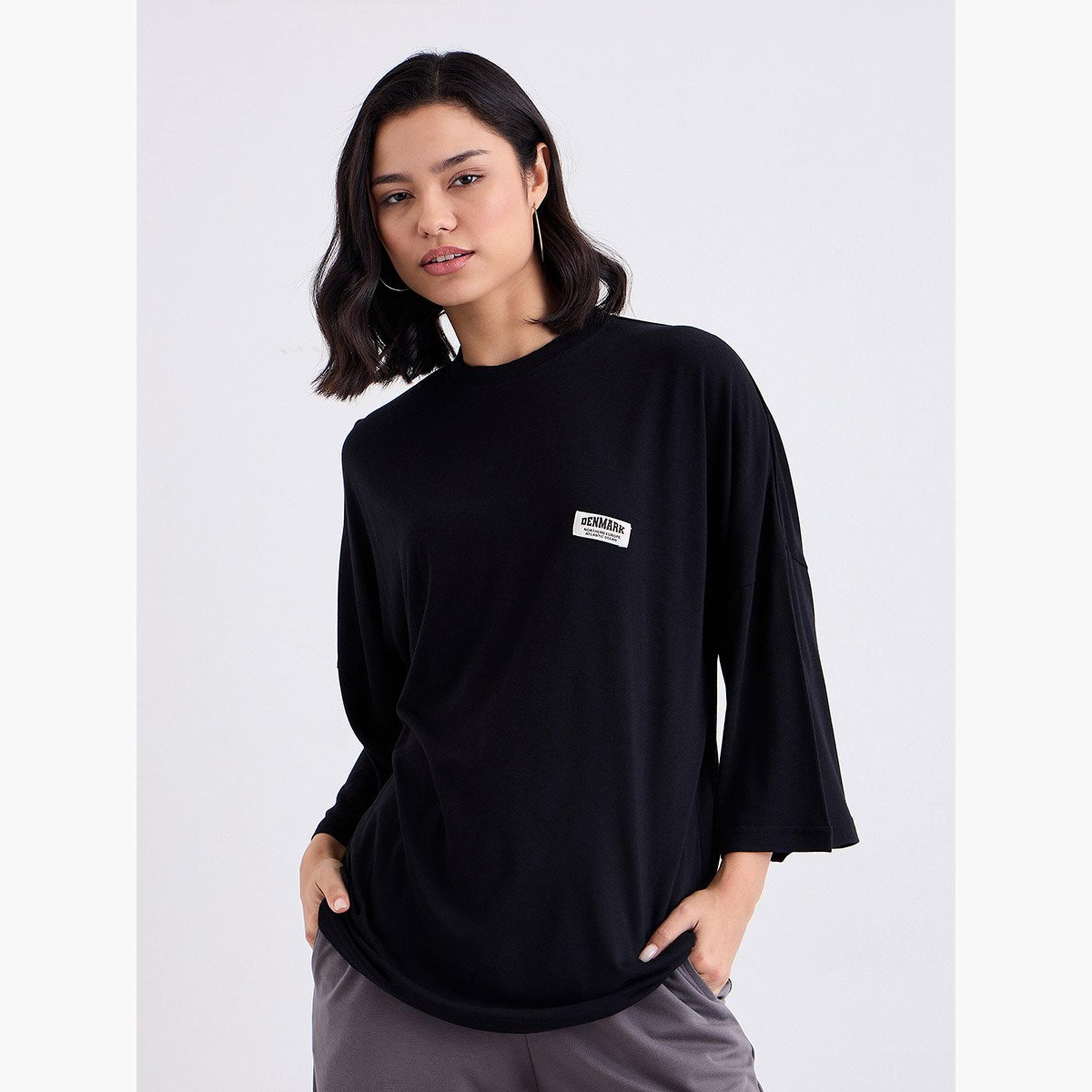 ستايلي - تي شيرت أسود مقاس كبير مع تفاصيل شارة-women-clothing-tshirts-image-1