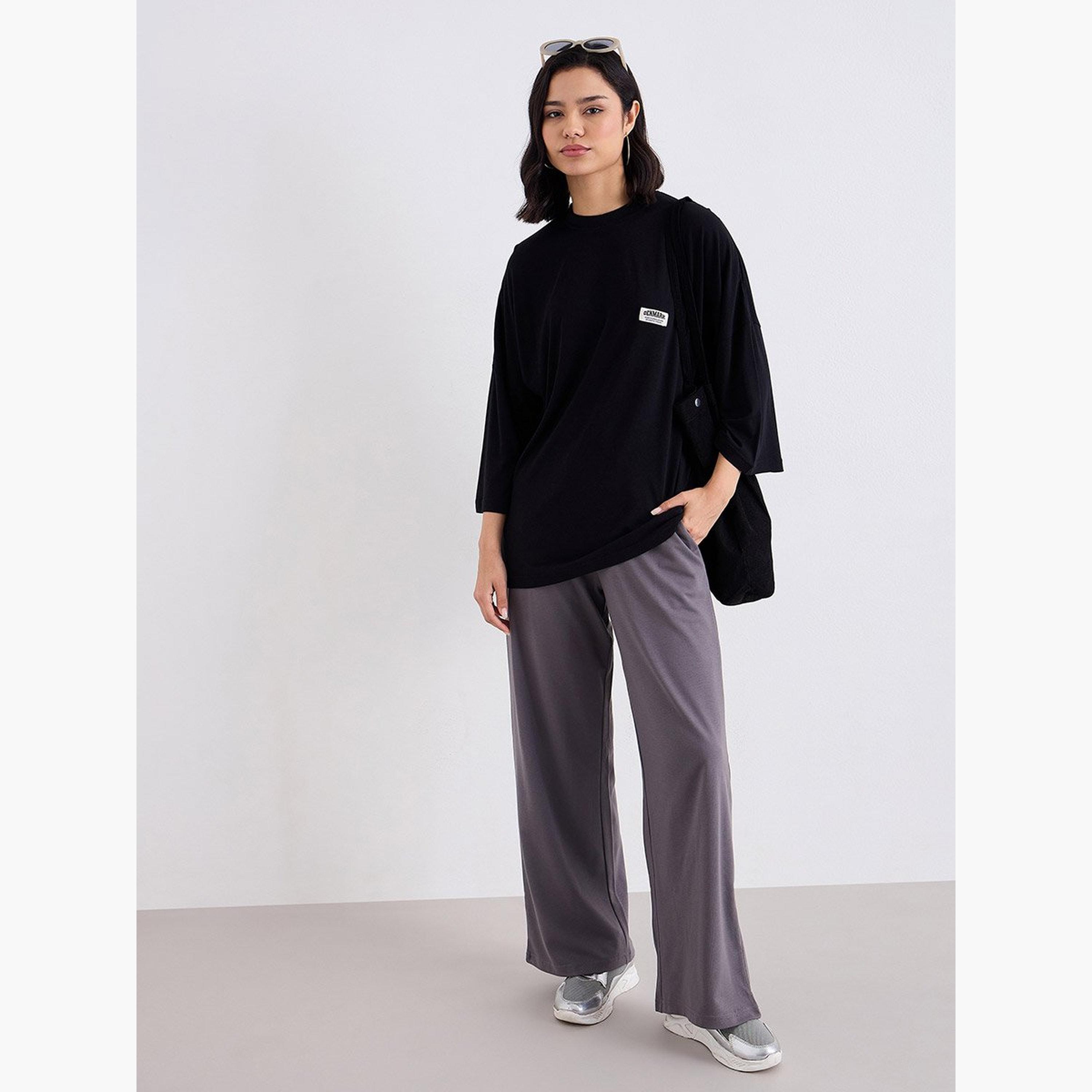 ستايلي - تي شيرت أسود مقاس كبير مع تفاصيل شارة-women-clothing-tshirts-image-2