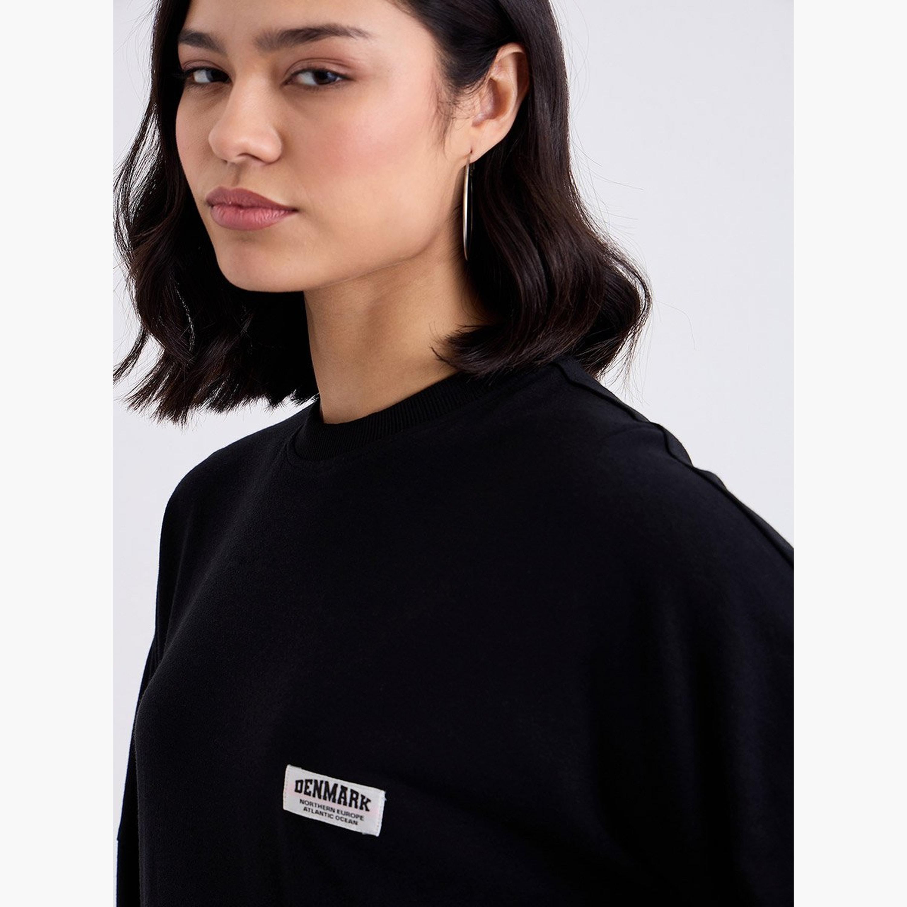 ستايلي - تي شيرت أسود مقاس كبير مع تفاصيل شارة-women-clothing-tshirts-image-3