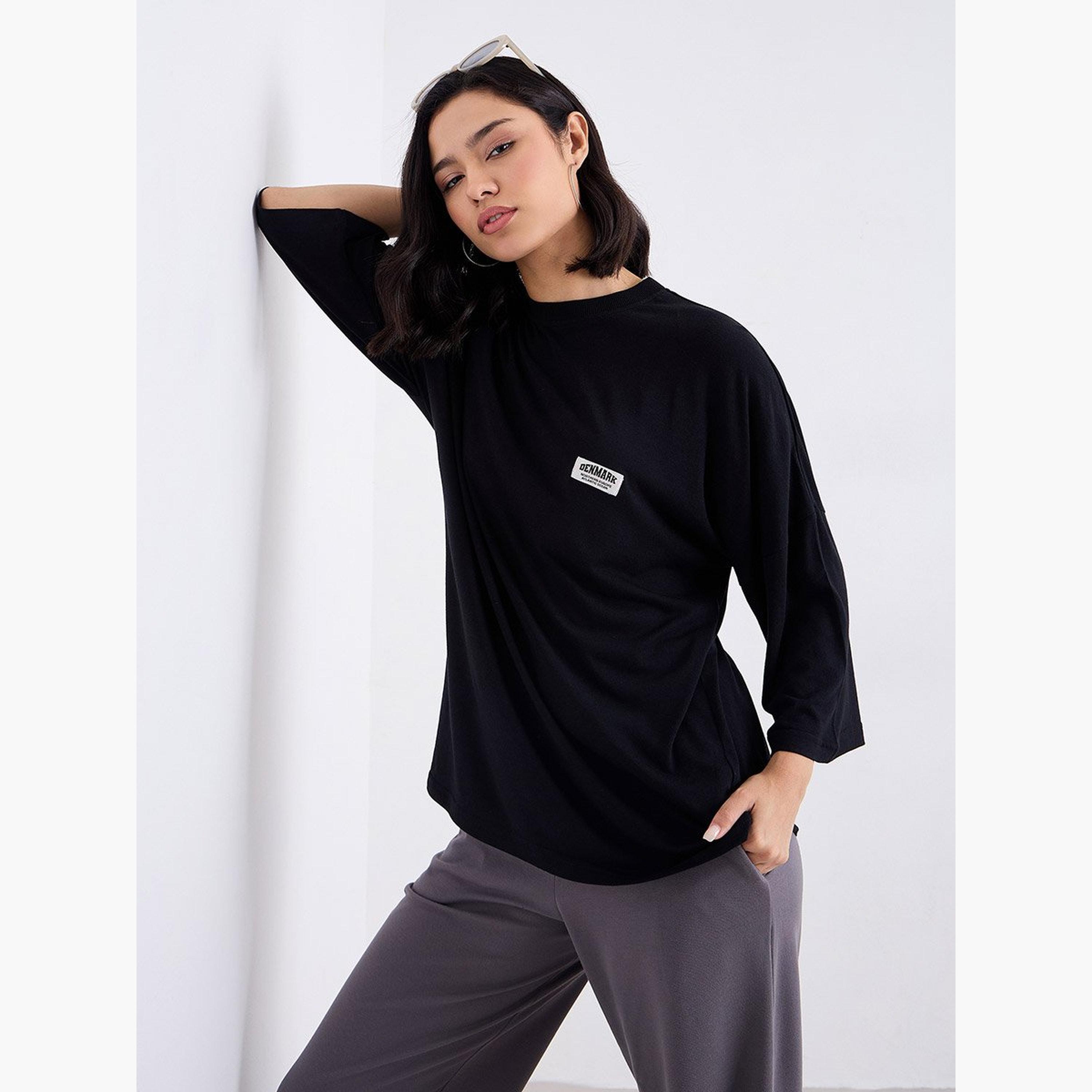 ستايلي - تي شيرت أسود مقاس كبير مع تفاصيل شارة-women-clothing-tshirts-image-5