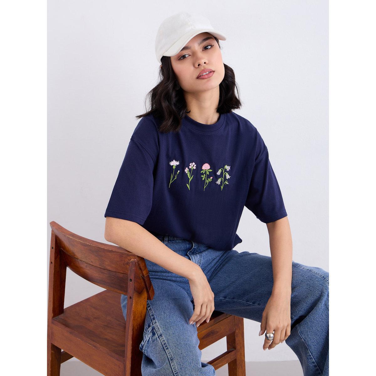 تيشيرت واسع بتفاصيل مُطرّزة-women-clothing-tshirts-image-1