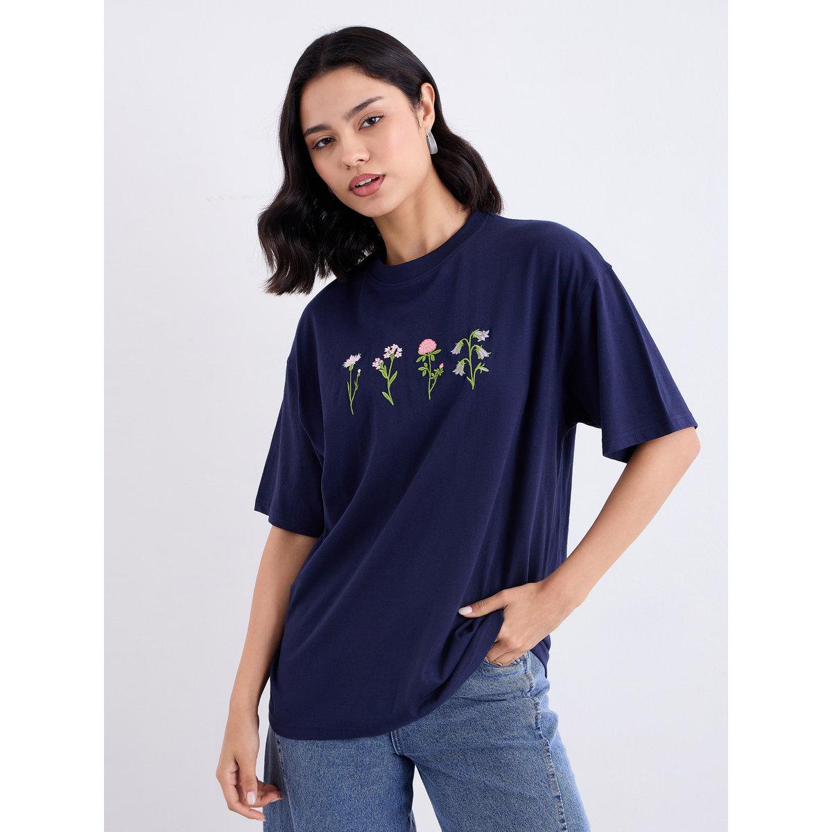 تيشيرت واسع بتفاصيل مُطرّزة-women-clothing-tshirts-image-3