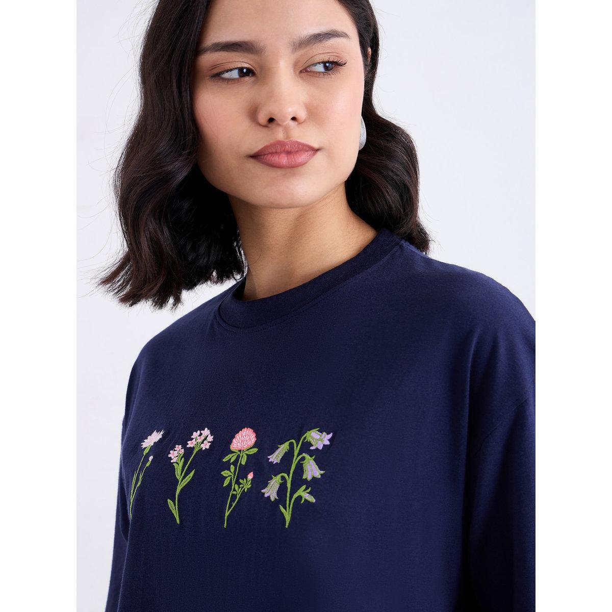 تيشيرت واسع بتفاصيل مُطرّزة-women-clothing-tshirts-image-4