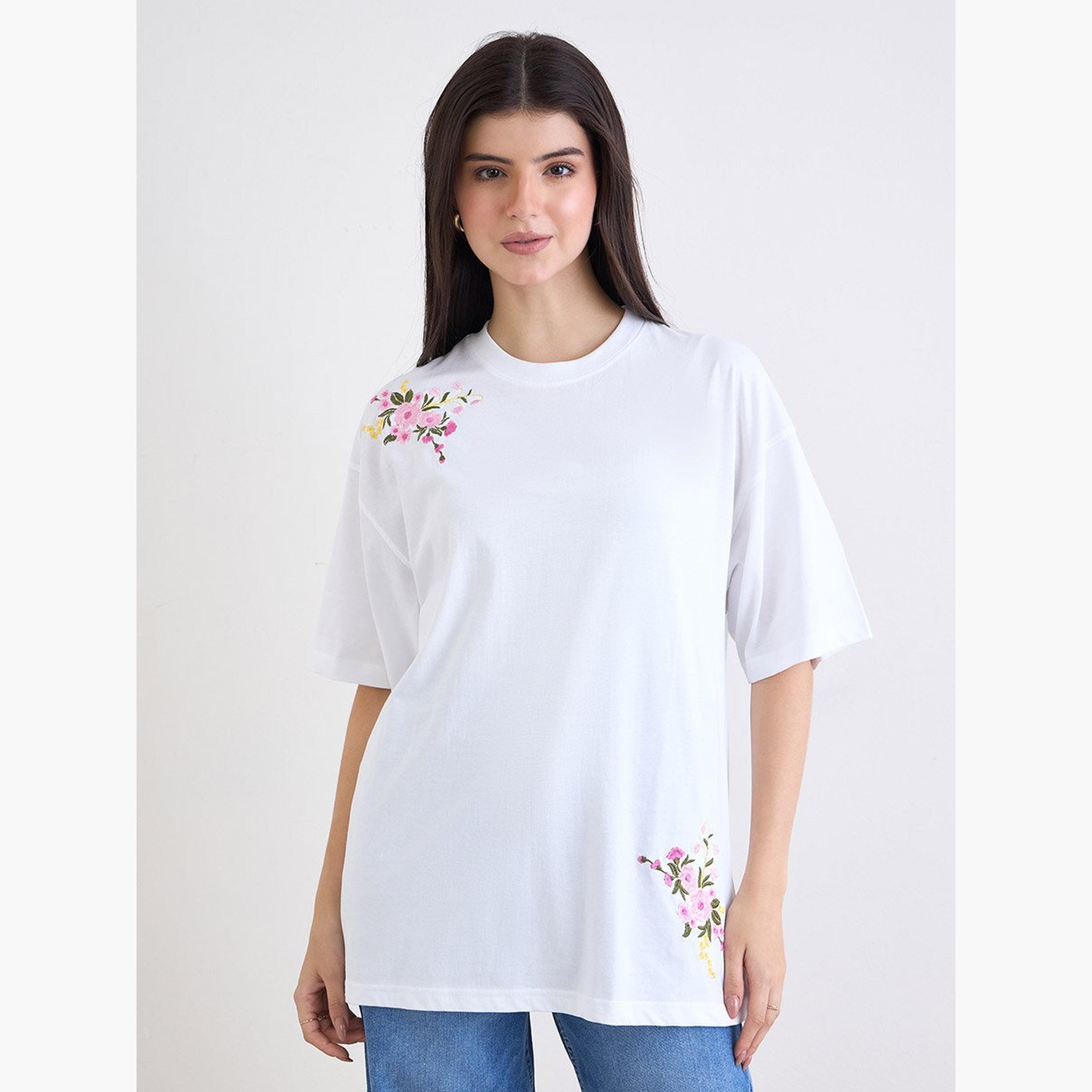 ستايلي - تي شيرت أبيض مطرز مقاس كبير-women-clothing-tshirts-image-1