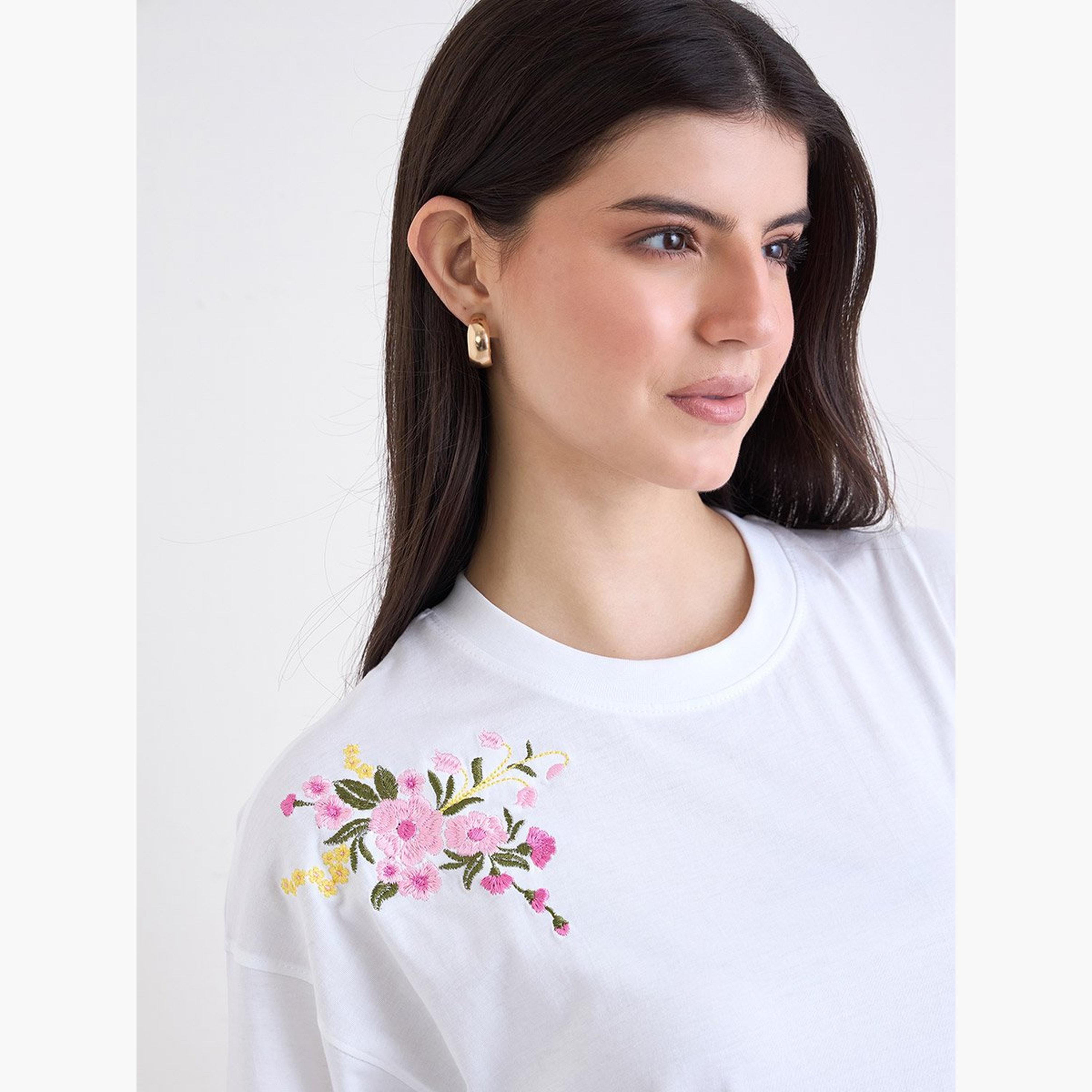 ستايلي - تي شيرت أبيض مطرز مقاس كبير-women-clothing-tshirts-image-4