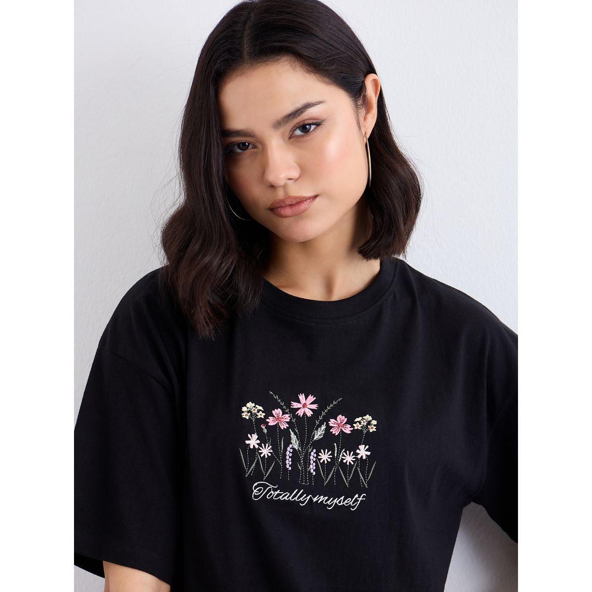 تيشيرت فضفاض بتفاصيل مُطرزة-women-clothing-tshirts-image-3