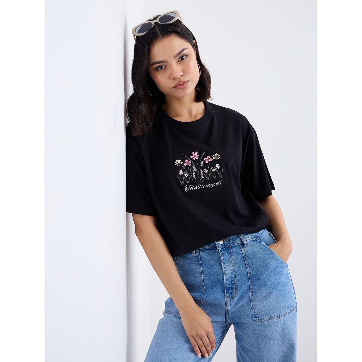 تيشيرت فضفاض بتفاصيل مُطرزة-women-clothing-tshirts-image-5