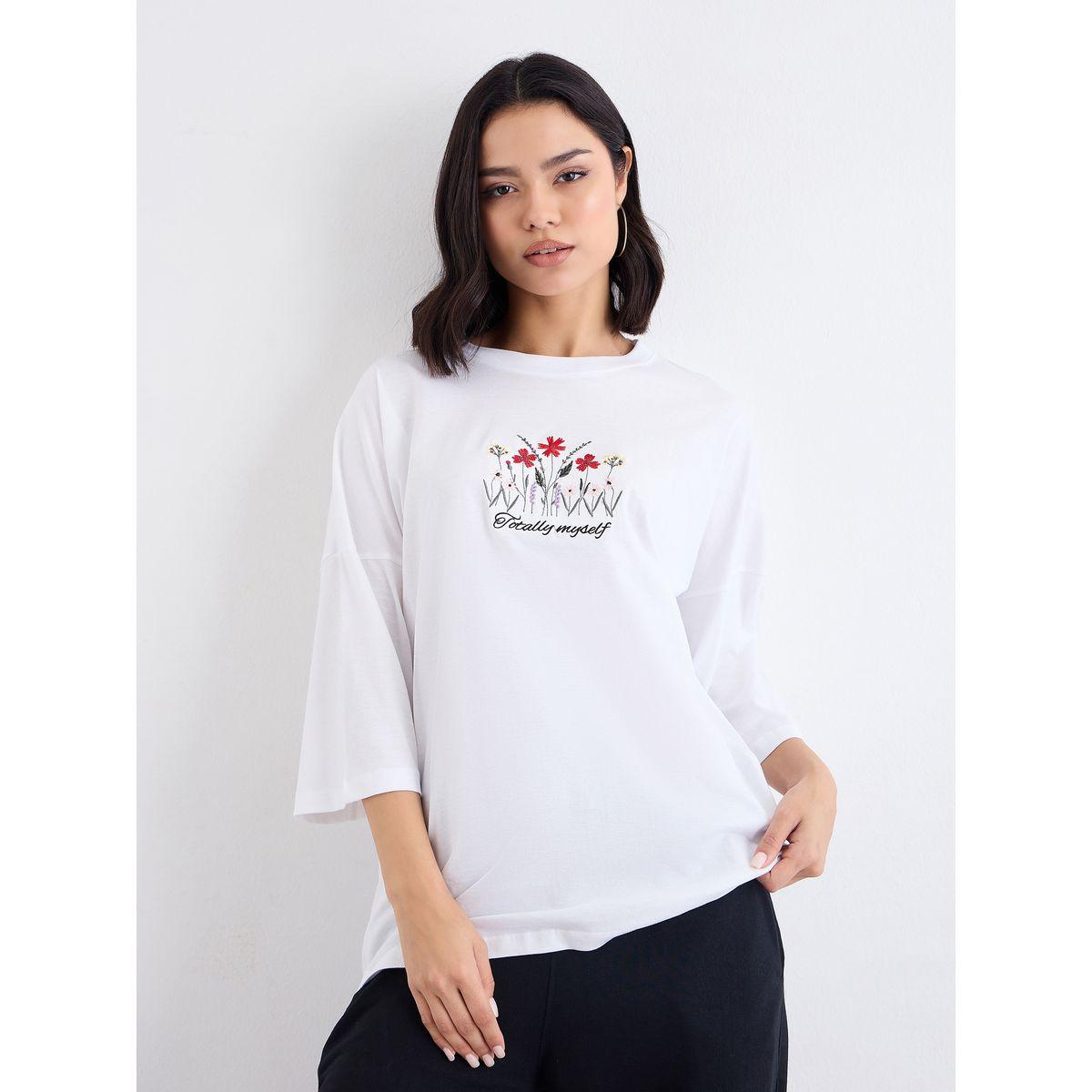 تيشيرت فضفاض بتفاصيل مُطرزة-women-clothing-tshirts-image-2