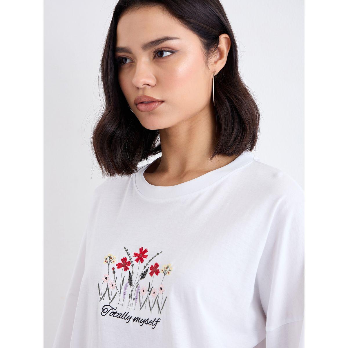 تيشيرت فضفاض بتفاصيل مُطرزة-women-clothing-tshirts-image-3