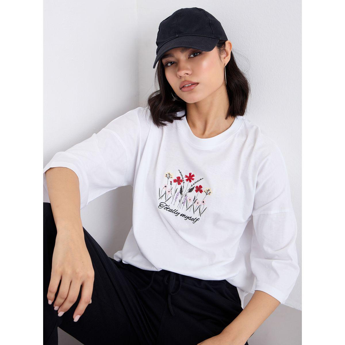 تيشيرت فضفاض بتفاصيل مُطرزة-women-clothing-tshirts-image-5
