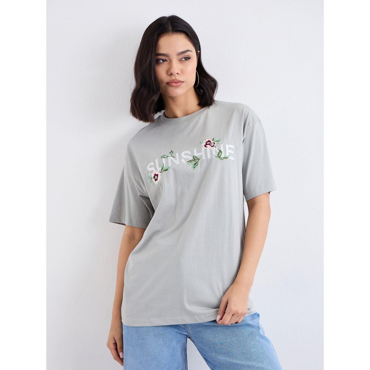 تيشيرت فضفاض بتفاصيل مُطرزة-women-clothing-tshirts-image-2