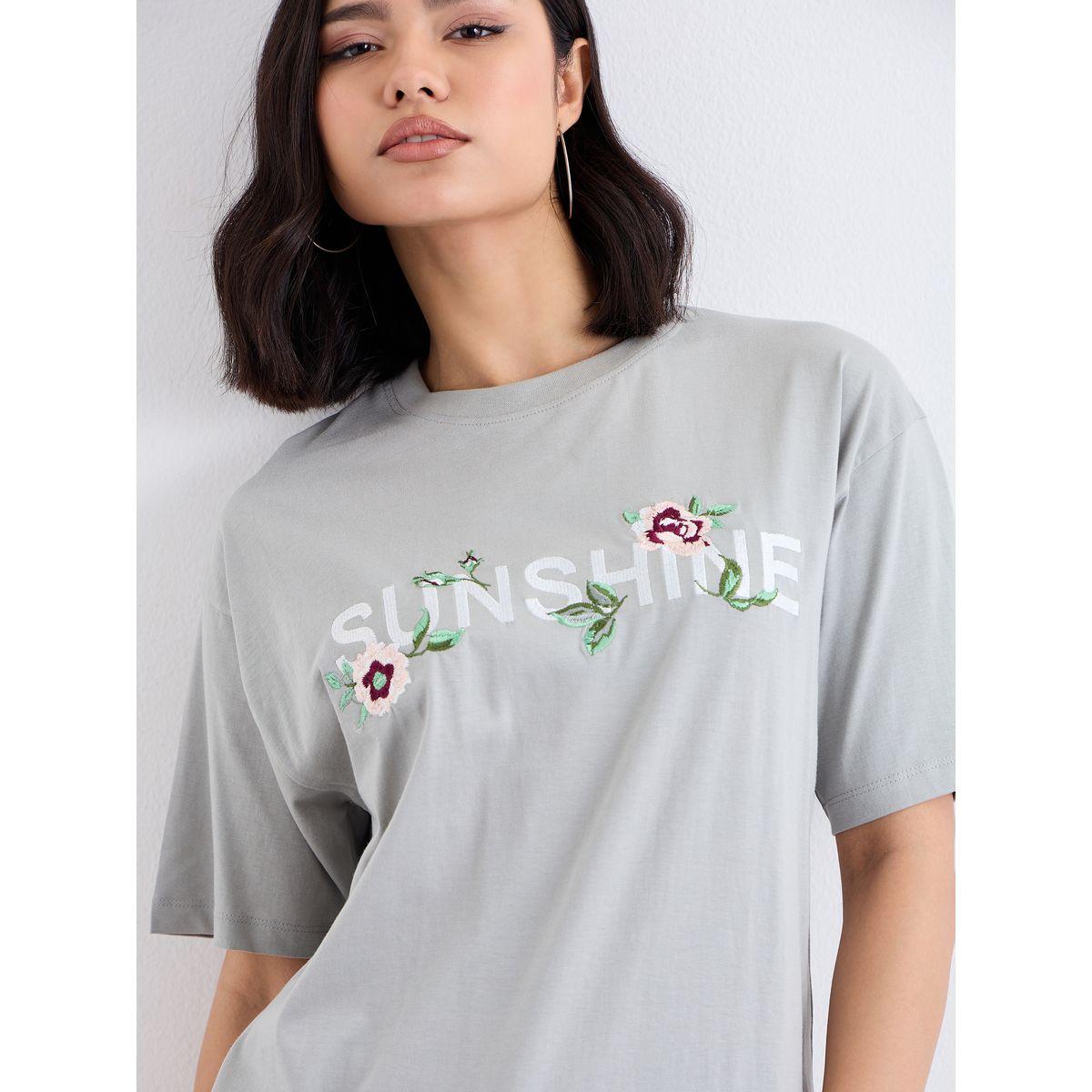 تيشيرت فضفاض بتفاصيل مُطرزة-women-clothing-tshirts-image-3