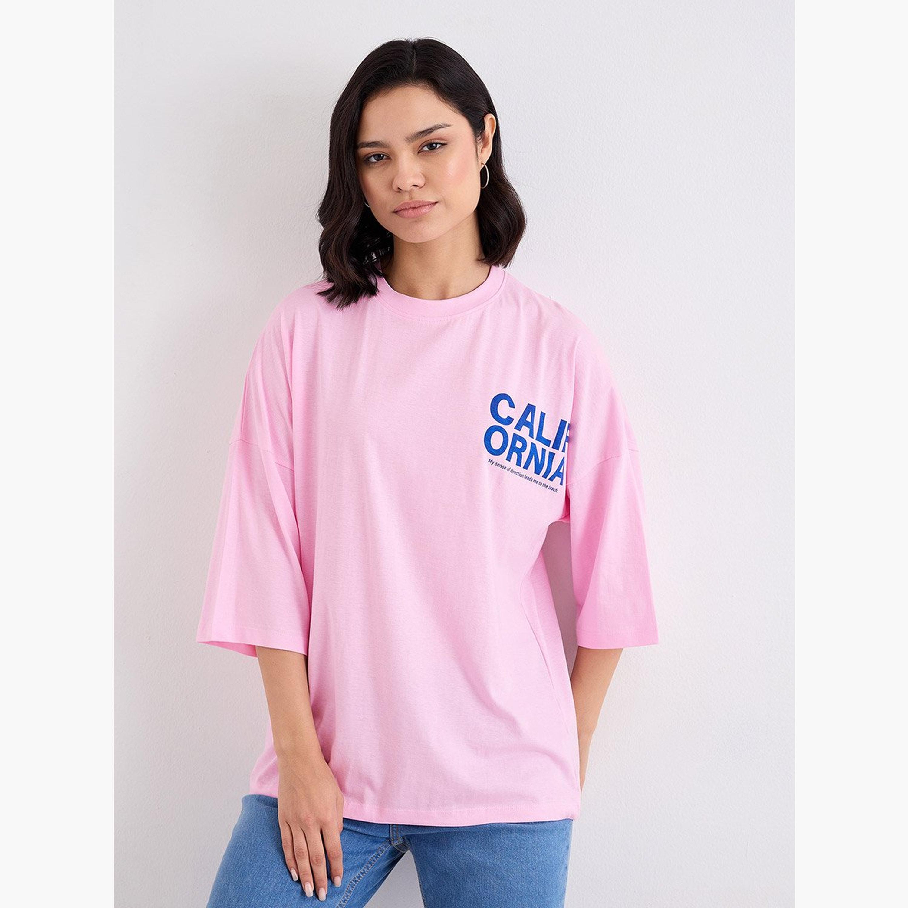 ستايلي - تي شيرت مقاس كبير برقبة دائرية وطبعة شعار-women-clothing-tshirts-image-1