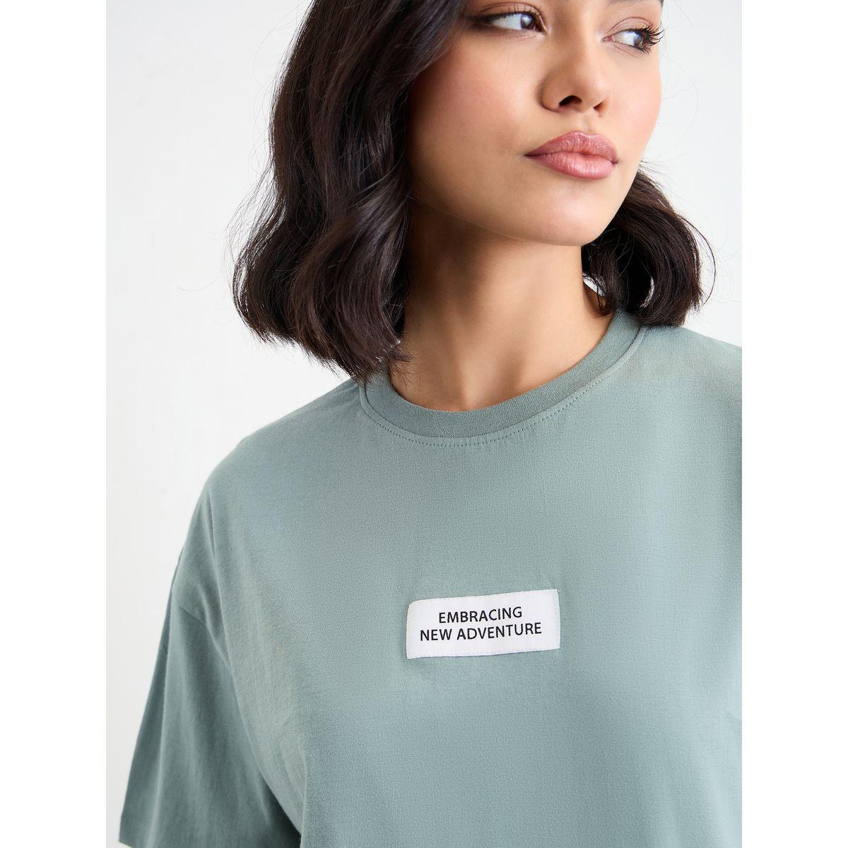 تيشيرت فضفاض بتفاصيل شارة-women-clothing-tshirts-image-3