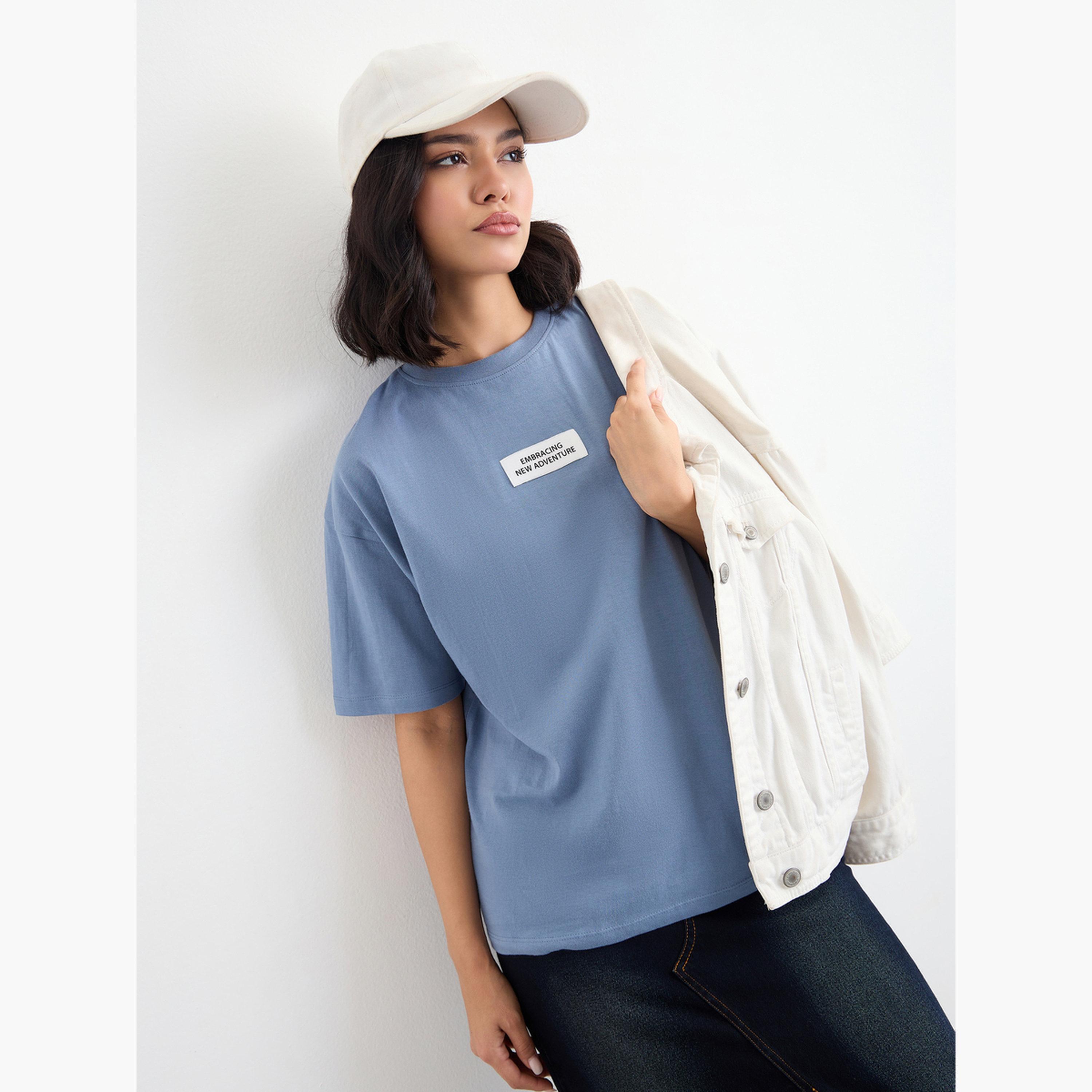 ستايلي - تي شيرت أزرق مقاس كبير اوفر سايز  مع تفاصيل شارة-women-clothing-tshirts-image-3