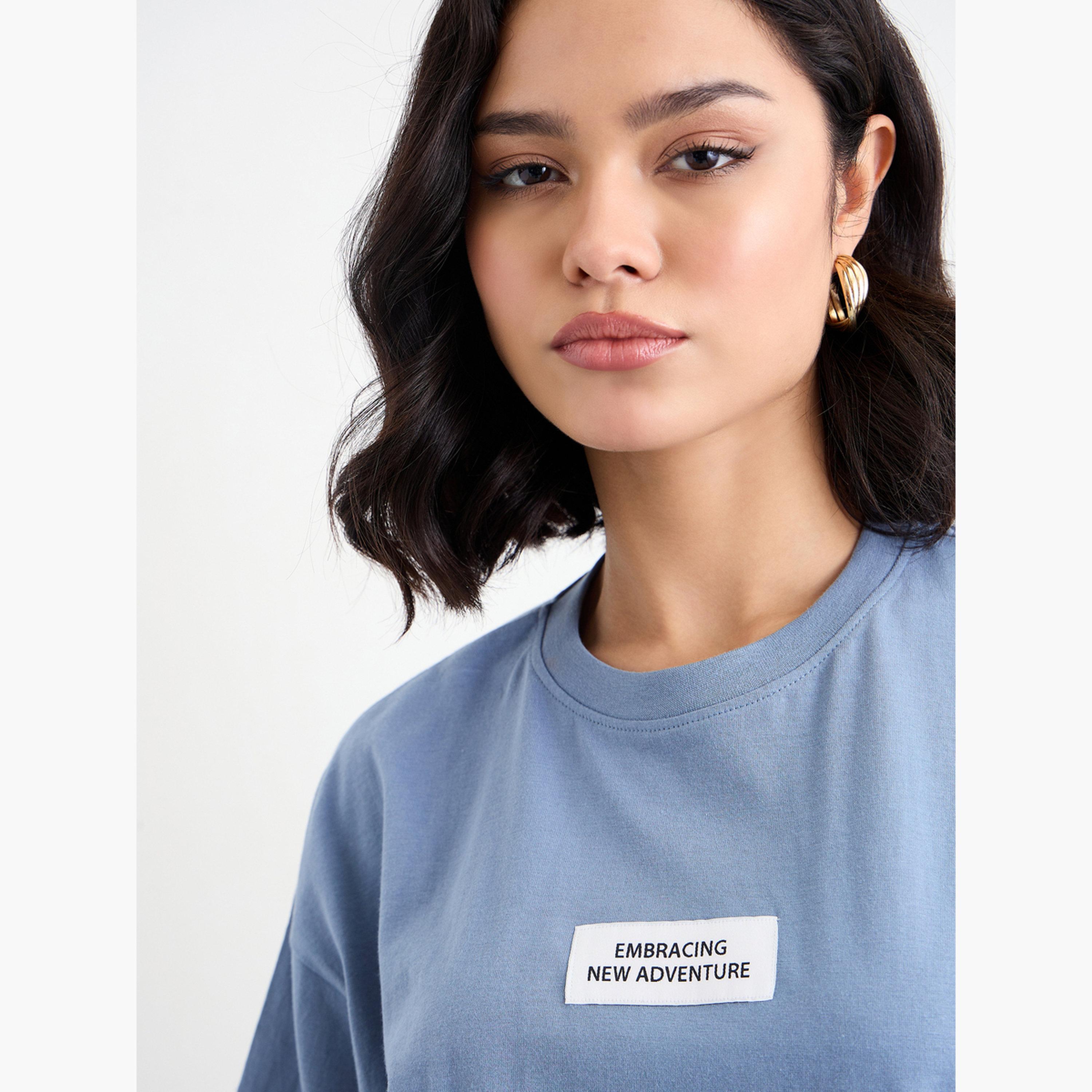 ستايلي - تي شيرت أزرق مقاس كبير اوفر سايز  مع تفاصيل شارة-women-clothing-tshirts-image-4