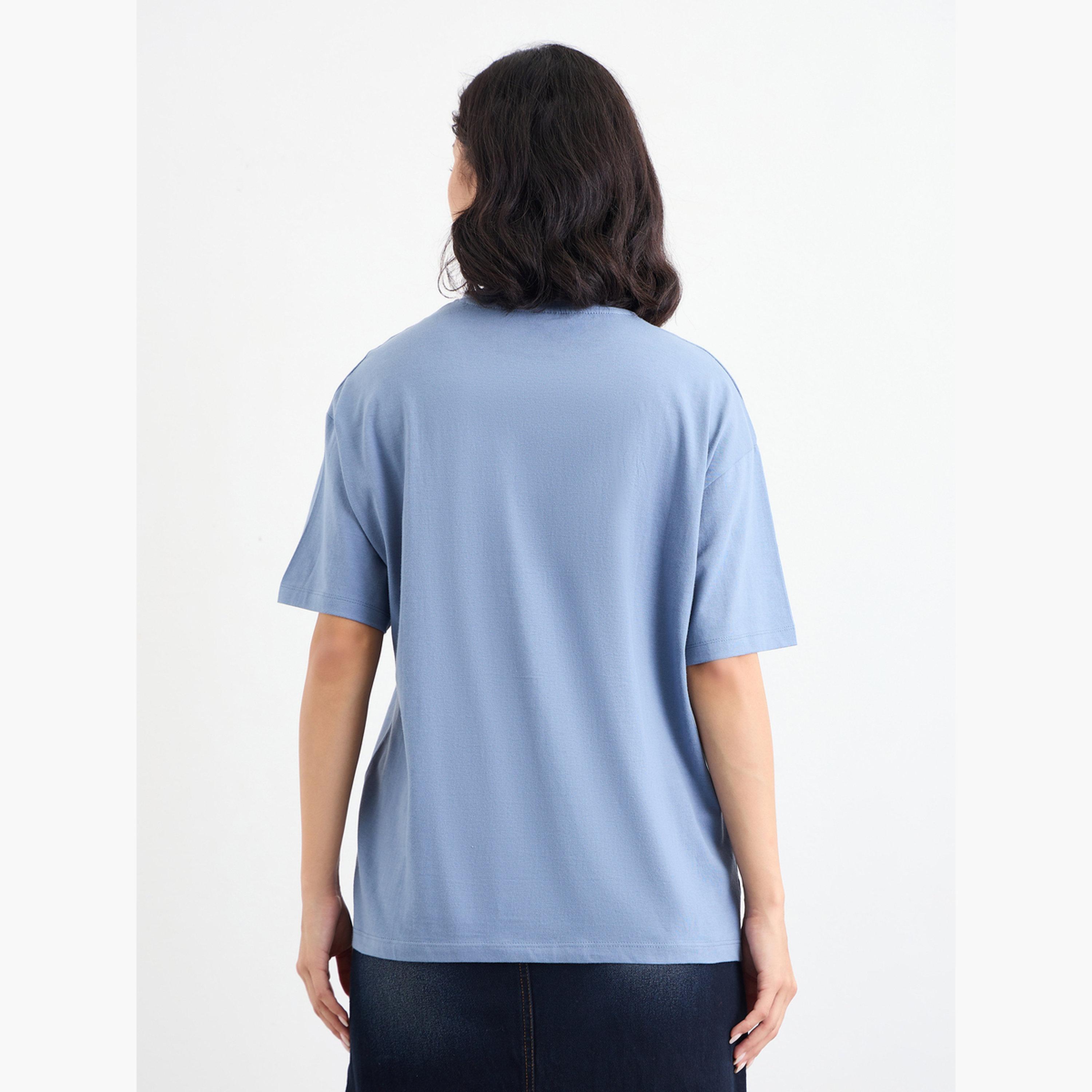 ستايلي - تي شيرت أزرق مقاس كبير اوفر سايز  مع تفاصيل شارة-women-clothing-tshirts-image-5