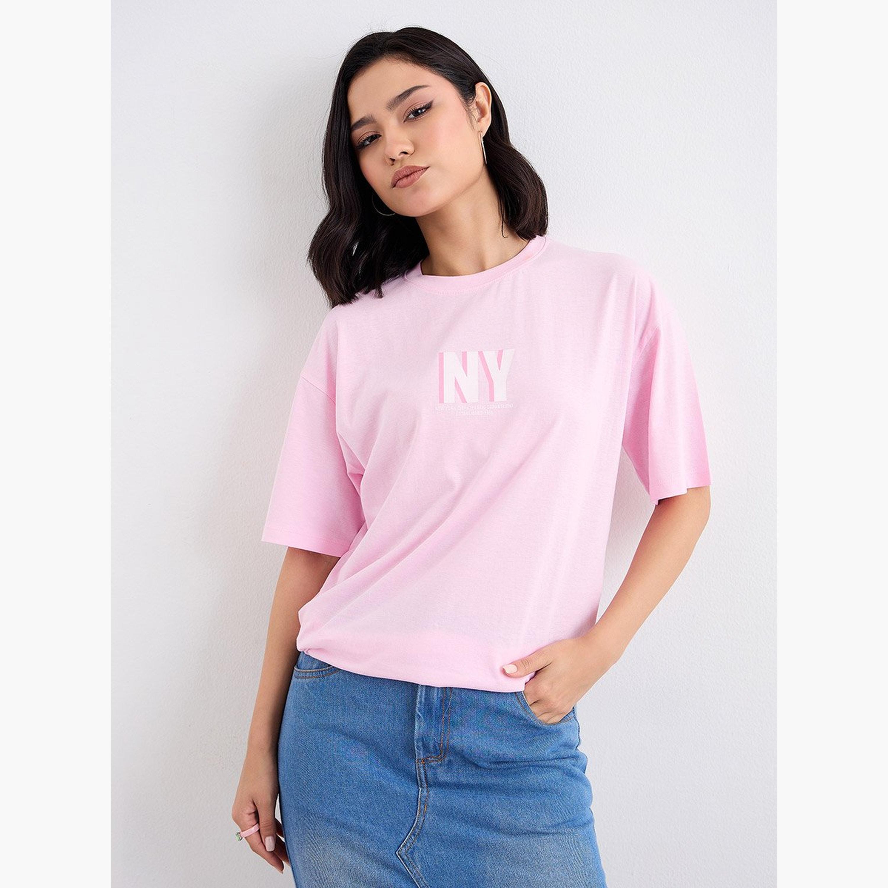 ستايلي - تي شيرت طويل بطباعة شعار مقاس كبير-women-clothing-tshirts-image-1