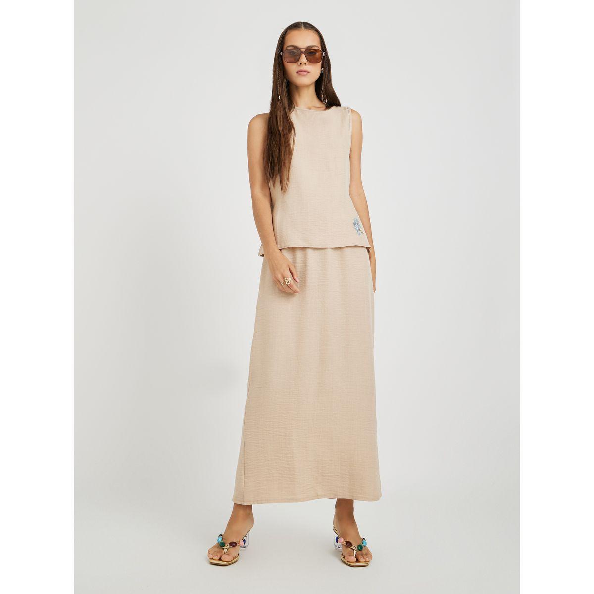 طقم منسق من تنورة وبلوزة بلا أكمام بتفاصيل مُطرّزة-women-clothing-coordsets-image-1
