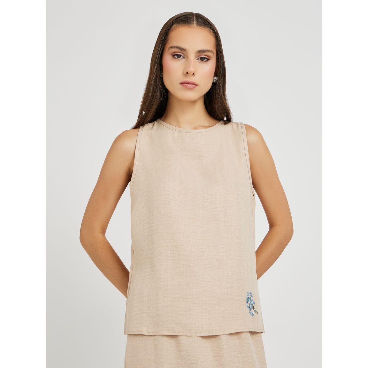 طقم منسق من تنورة وبلوزة بلا أكمام بتفاصيل مُطرّزة-women-clothing-coordsets-image-2