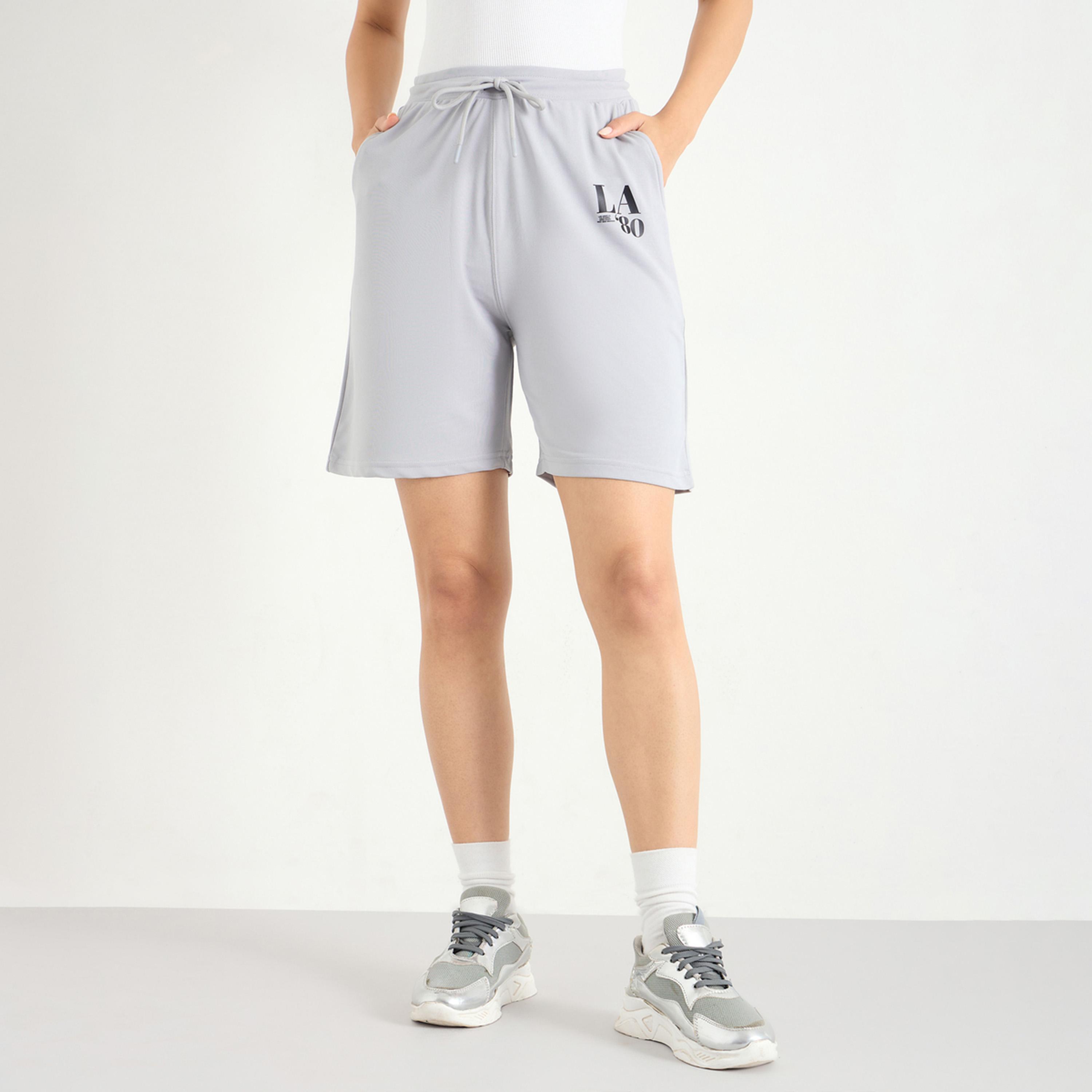ستايلي - شورت رمادي مقاس كبير اوفر سايز  بطبعة جرافيكية للنساء-women-clothing-bottoms-shorts-image-1