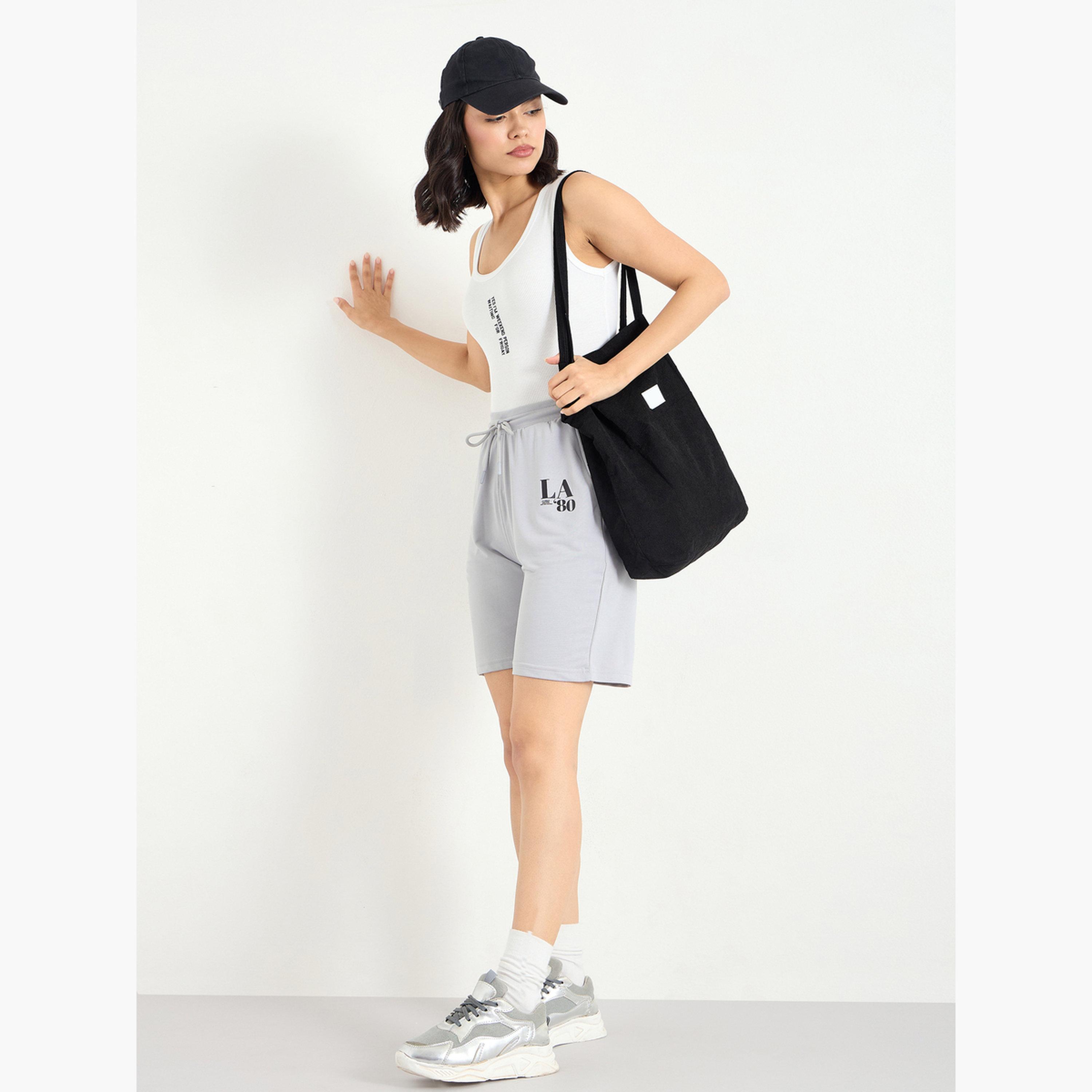 ستايلي - شورت رمادي مقاس كبير اوفر سايز  بطبعة جرافيكية للنساء-women-clothing-bottoms-shorts-image-2