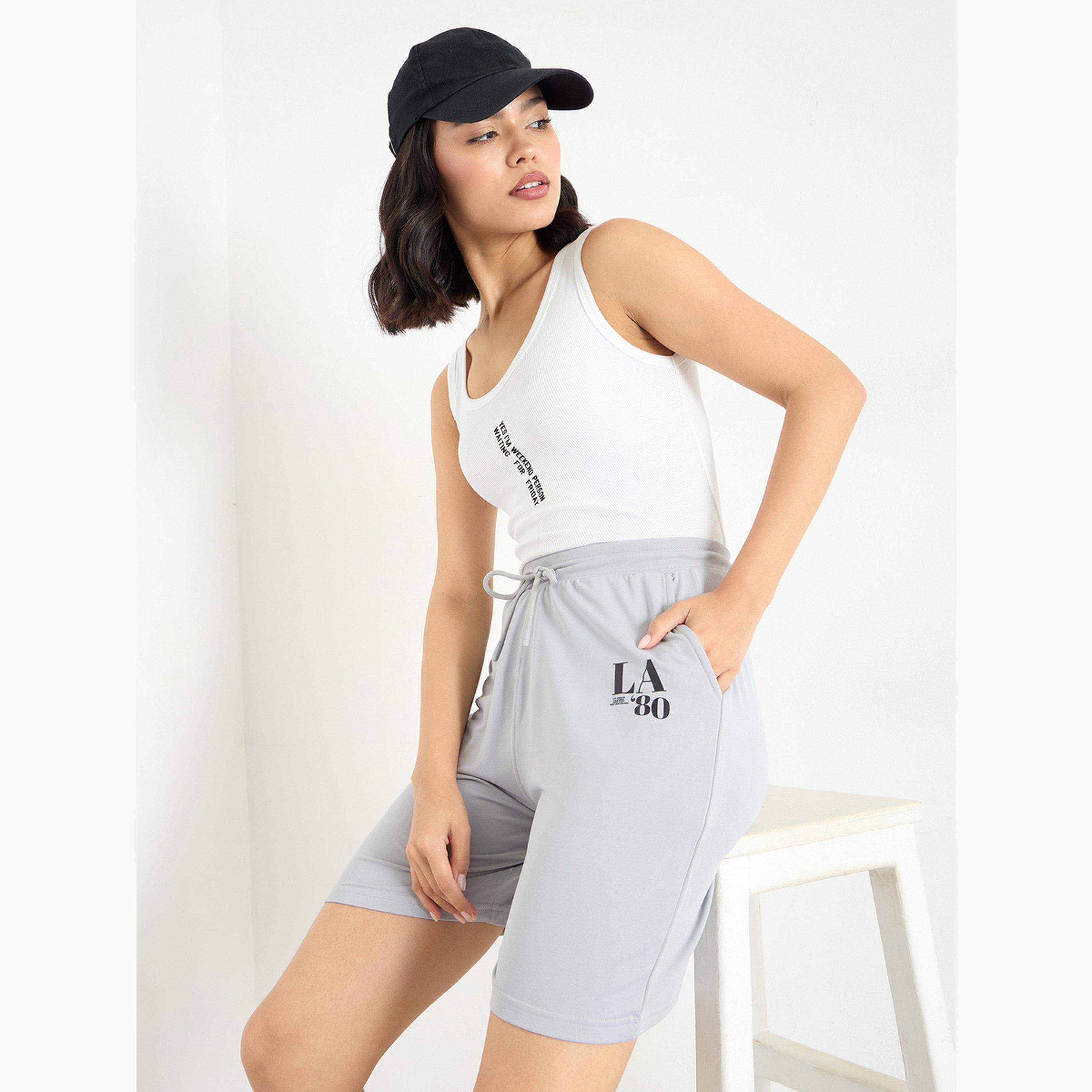 ستايلي - شورت رمادي مقاس كبير اوفر سايز  بطبعة جرافيكية للنساء-women-clothing-bottoms-shorts-image-3