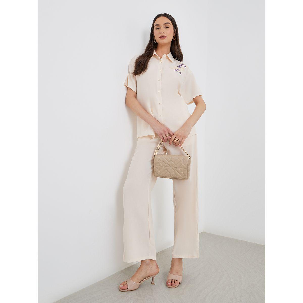 طقم منسق من بنطال وبلوزة بتفاصيل مُطرزة-women-clothing-coordsets-image-1