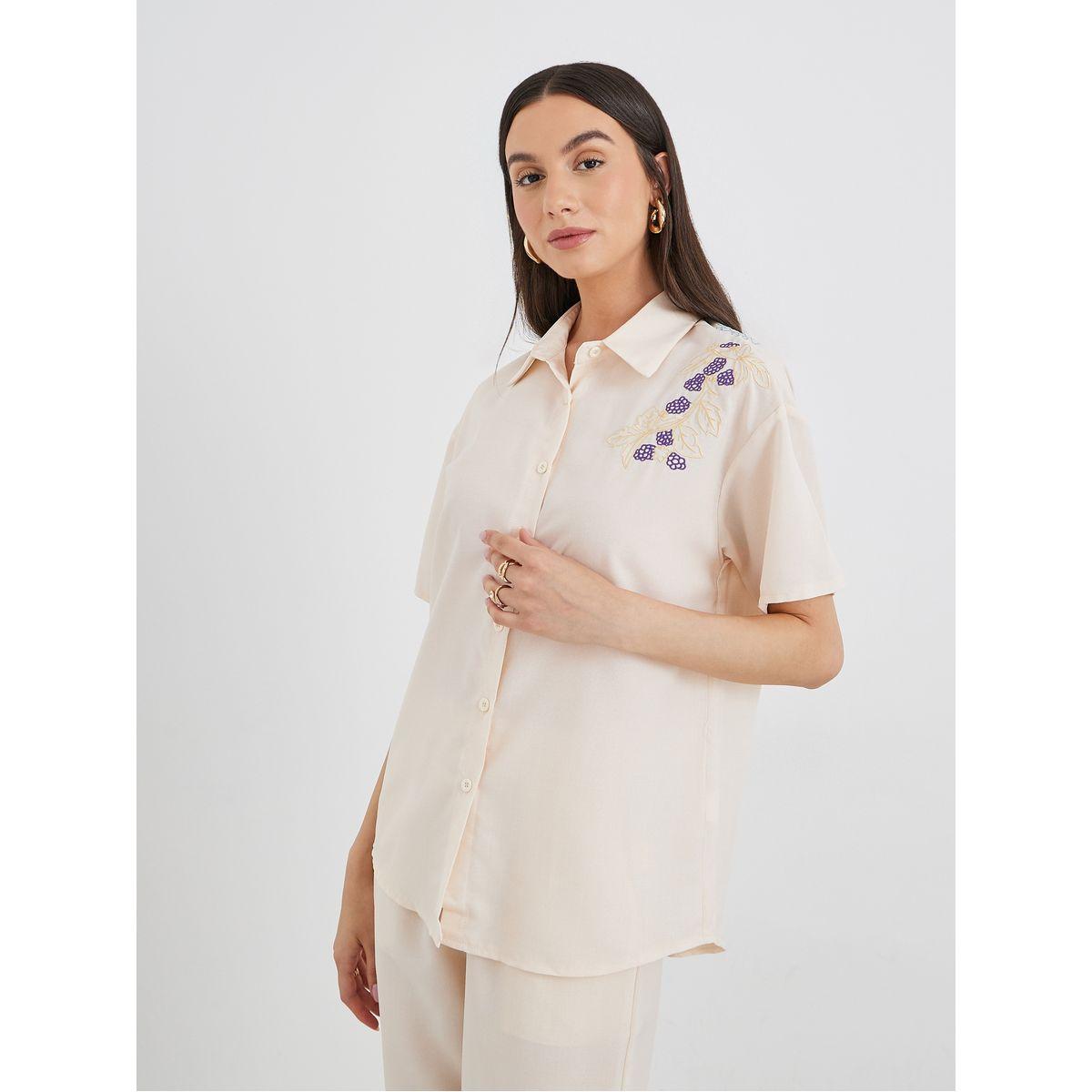 طقم منسق من بنطال وبلوزة بتفاصيل مُطرزة-women-clothing-coordsets-image-2