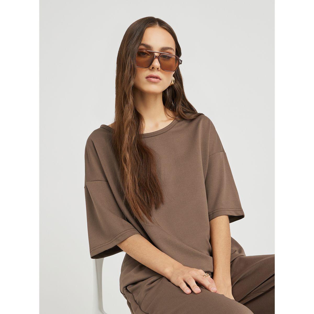طقم منسق من بنطال بقصة سائبة مع تيشيرت بأكتاف منخفضة-women-clothing-coordsets-image-1