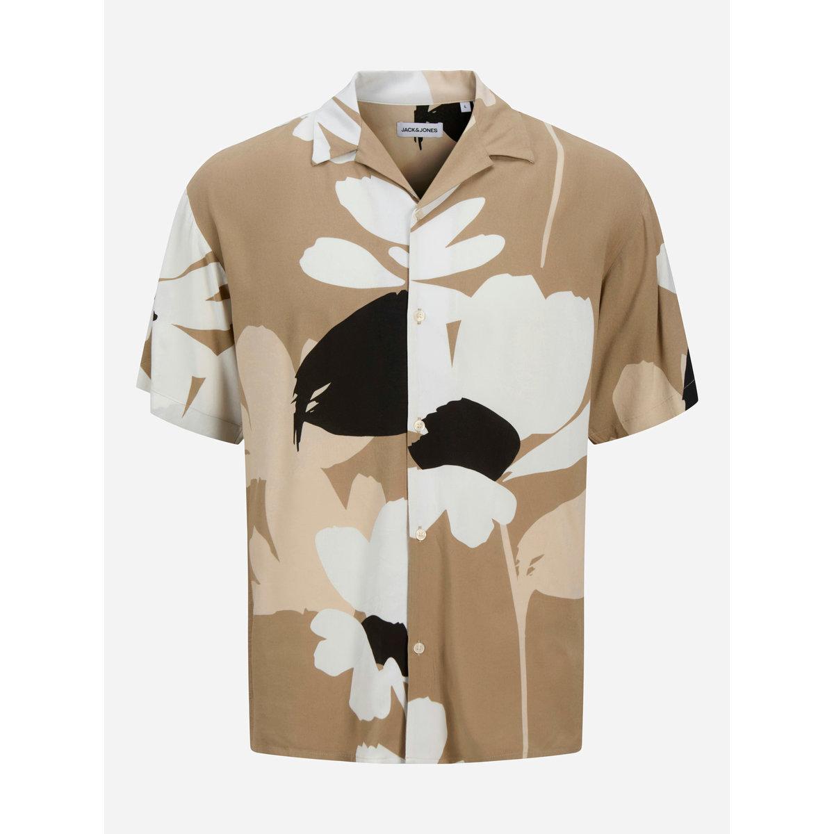 قميص بطبعة جرافيك وياقة ريزورت-men-clothing-shirts-image-1