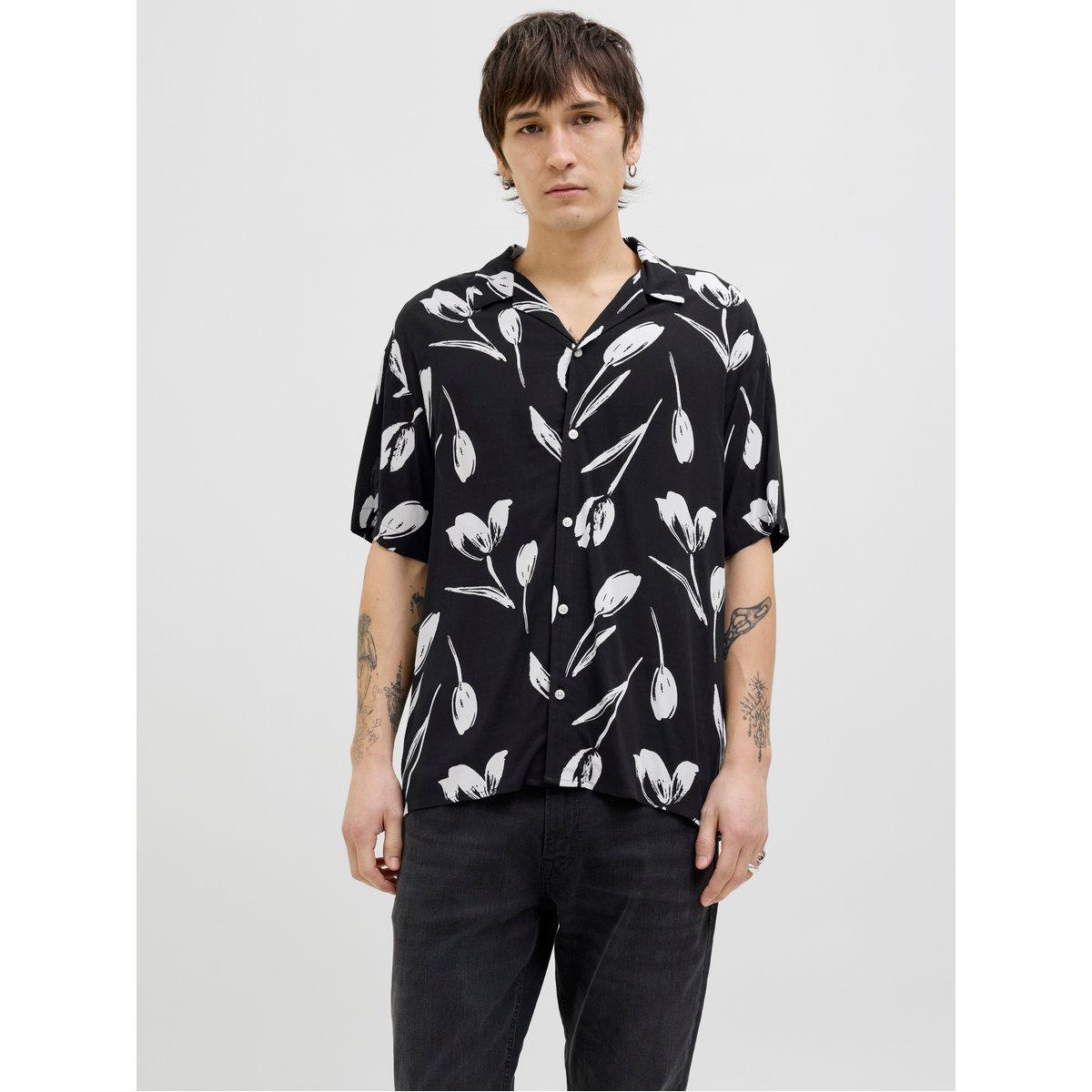 قميص بطبعة جرافيك وياقة ريزورت-men-clothing-shirts-image-1