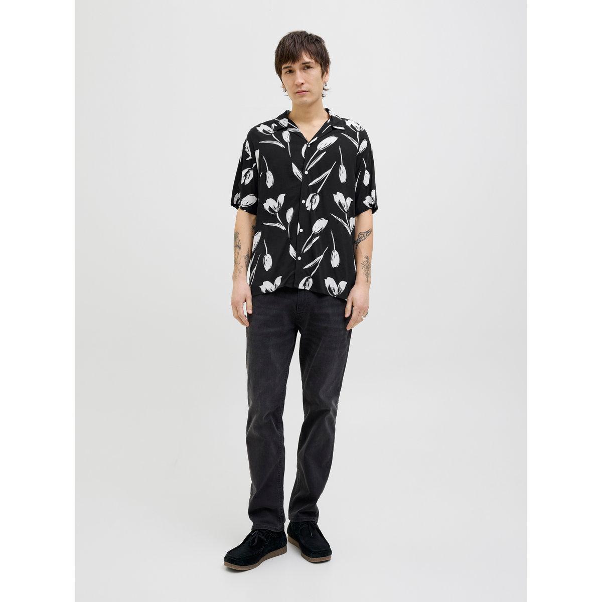 قميص بطبعة جرافيك وياقة ريزورت-men-clothing-shirts-image-2
