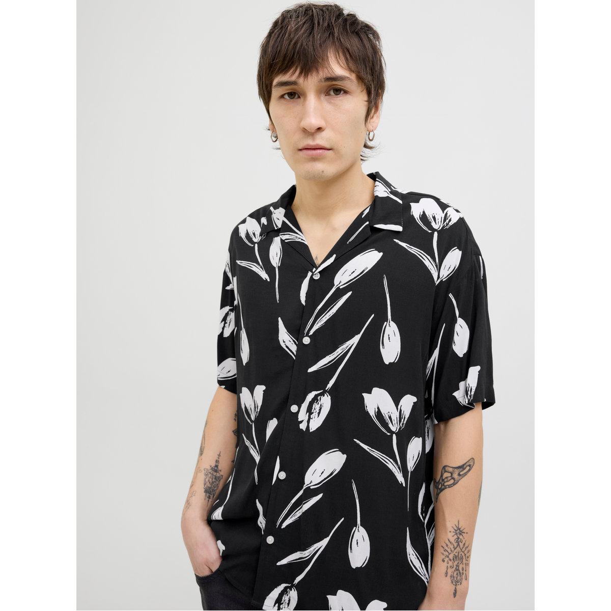 قميص بطبعة جرافيك وياقة ريزورت-men-clothing-shirts-image-3