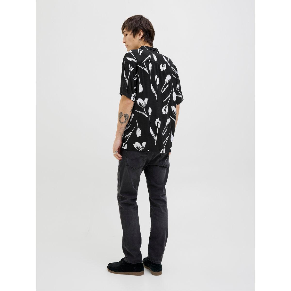 قميص بطبعة جرافيك وياقة ريزورت-men-clothing-shirts-image-4
