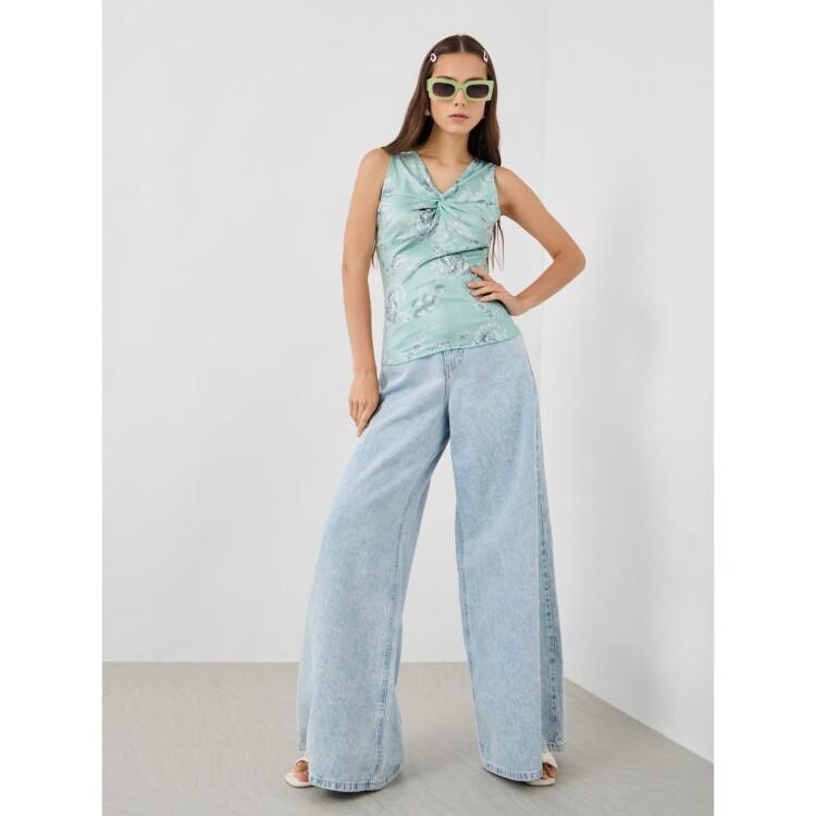 بلوزة بلا أكمام مطبعة بزهور مع تفاصيل ملفوفة-women-clothing-shirtsandblouses-blouses-image-2